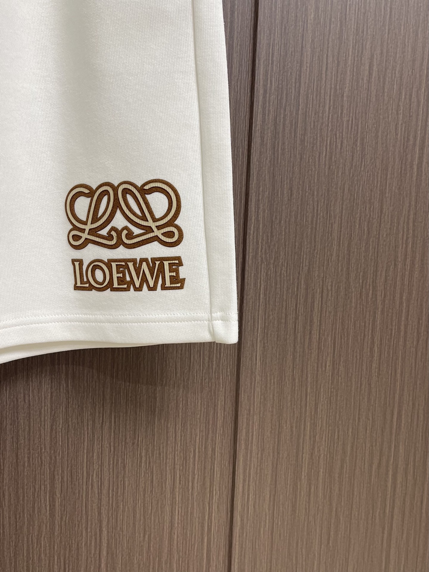 整套 Loewe罗意威 2026ss 字母logo印花短袖T恤短裤套装，面料采用240克重精梳棉，定制1