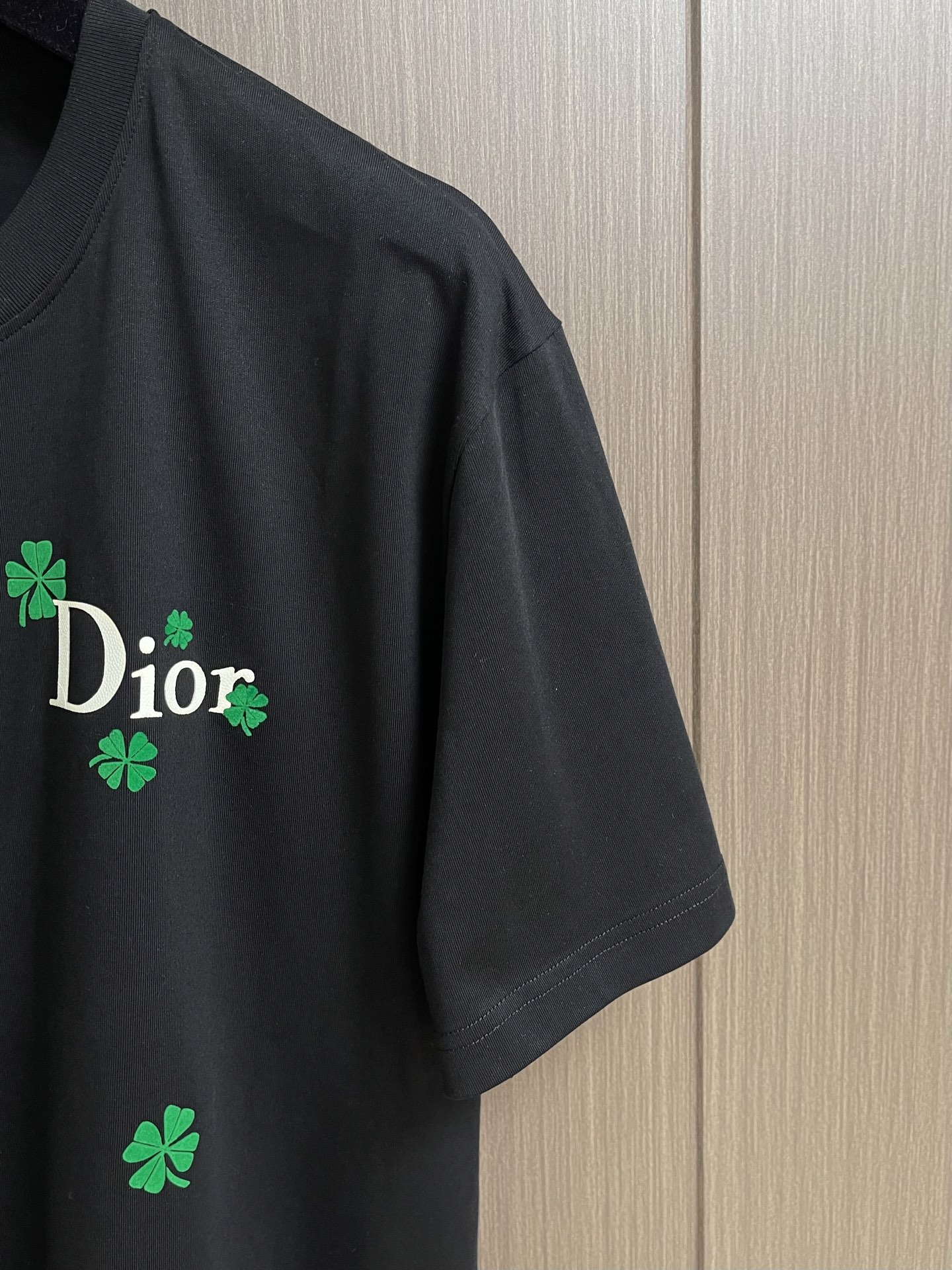 整套 Dior 2026ss新款限定四叶草logo标识短袖T恤短裤套装，采用定制棉质平纹面料，透气舒适，