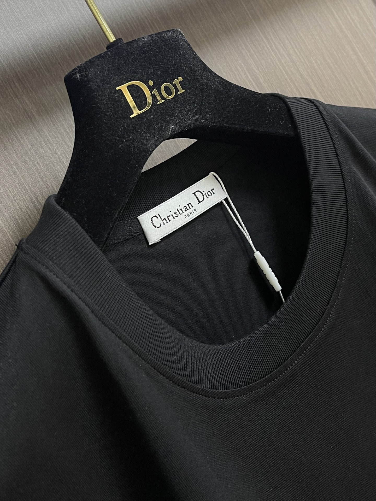 整套 Dior 2026ss新款限定四叶草logo标识短袖T恤短裤套装，采用定制棉质平纹面料，透气舒适，