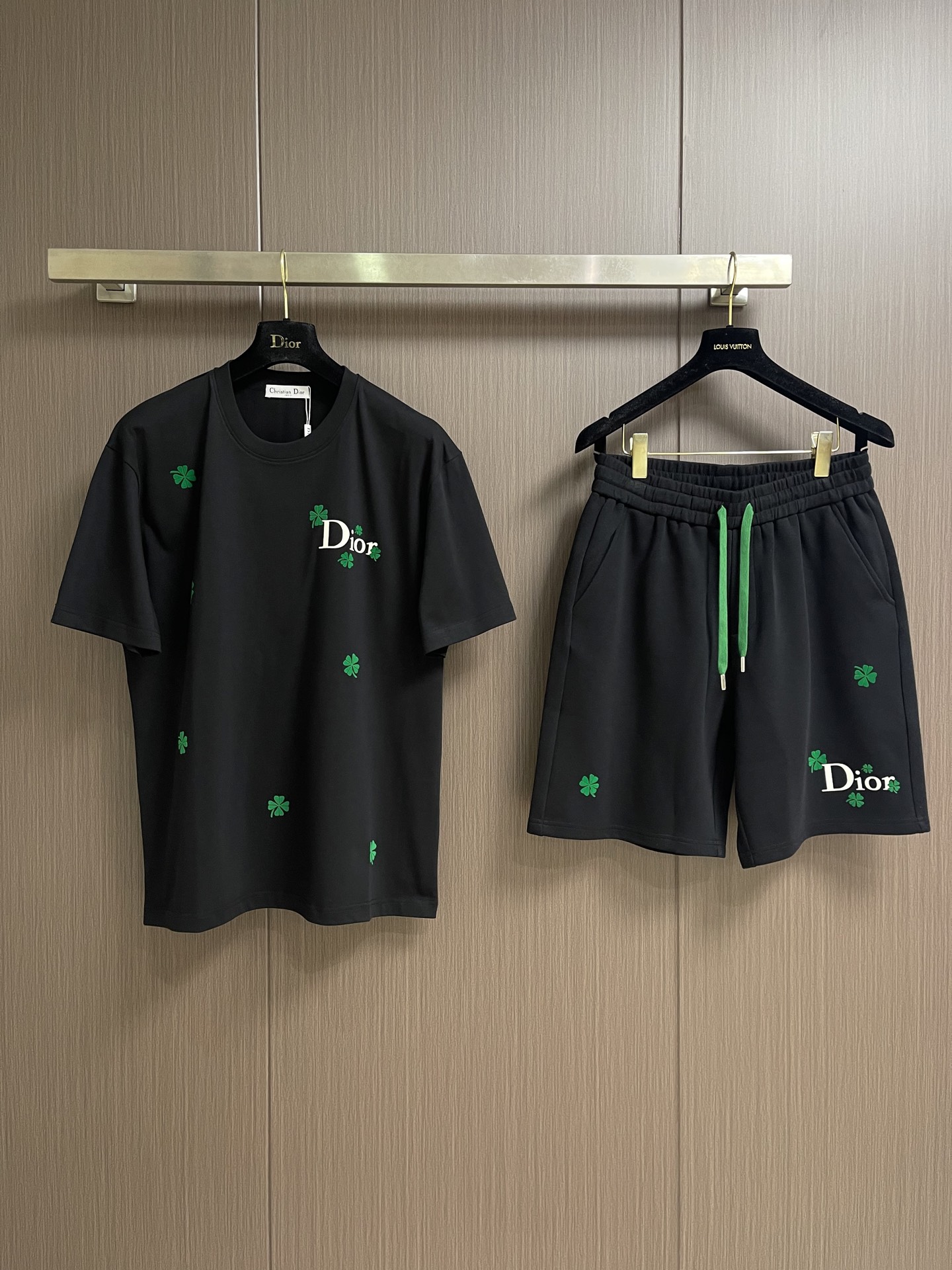 整套 Dior 2026ss新款限定四叶草logo标识短袖T恤短裤套装，采用定制棉质平纹面料，透气舒适，