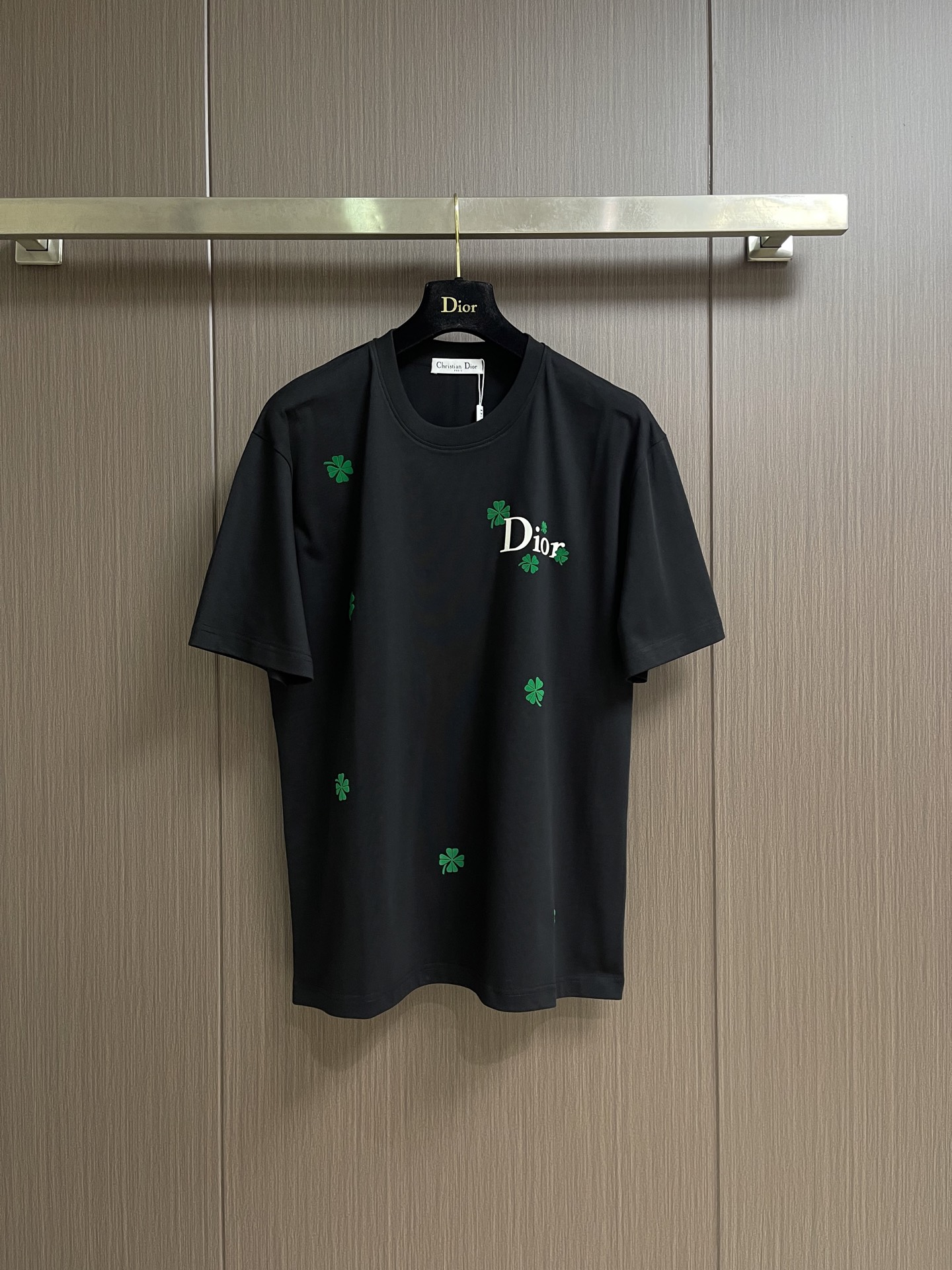 整套 Dior 2026ss新款限定四叶草logo标识短袖T恤短裤套装，采用定制棉质平纹面料，透气舒适，