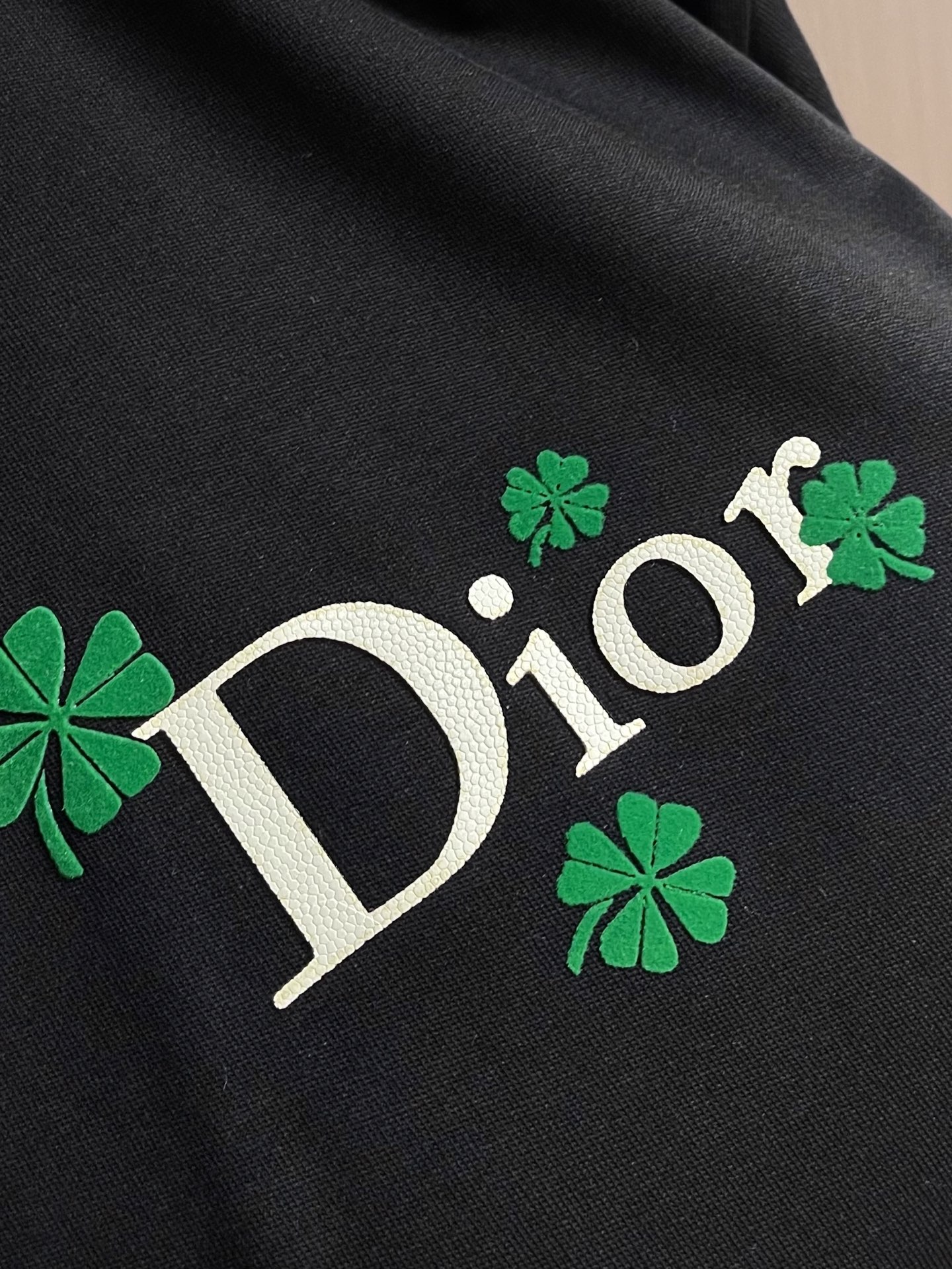 整套 Dior 2026ss新款限定四叶草logo标识短袖T恤短裤套装，采用定制棉质平纹面料，透气舒适，