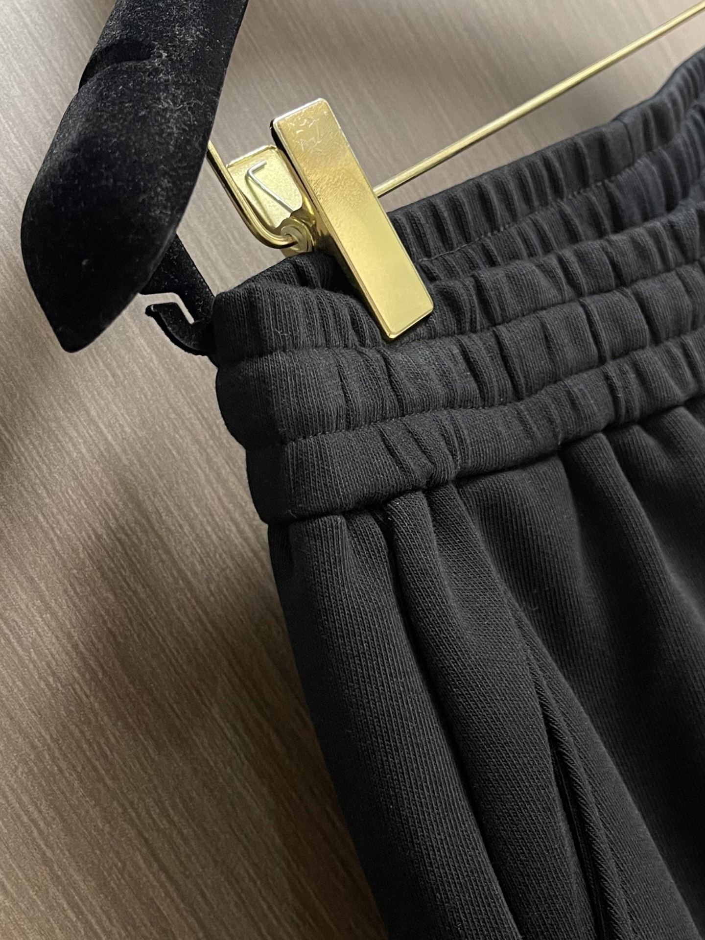 整套 Dior 2026ss新款限定四叶草logo标识短袖T恤短裤套装，采用定制棉质平纹面料，透气舒适，