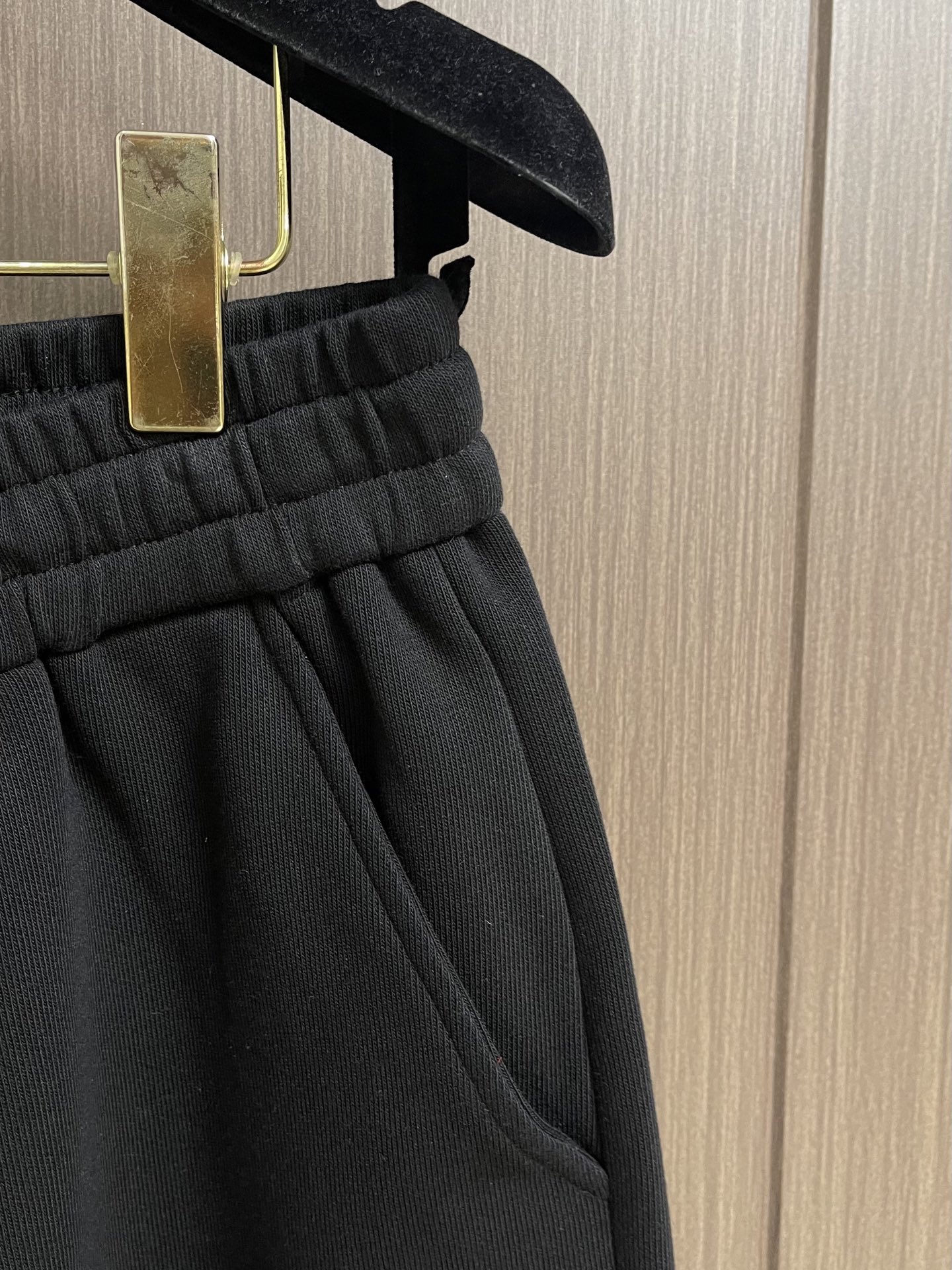 整套 Dior 2026ss新款限定四叶草logo标识短袖T恤短裤套装，采用定制棉质平纹面料，透气舒适，