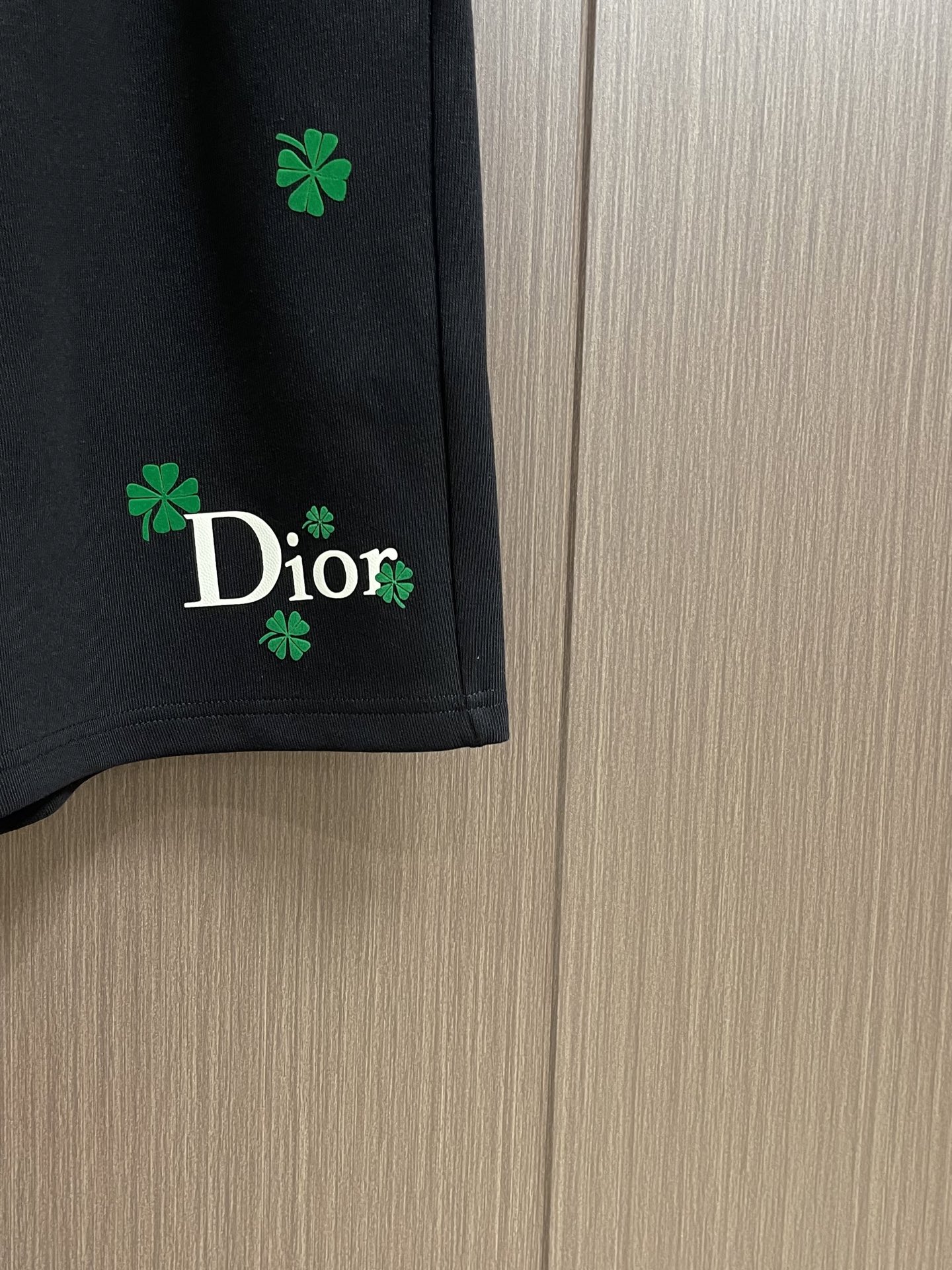 整套 Dior 2026ss新款限定四叶草logo标识短袖T恤短裤套装，采用定制棉质平纹面料，透气舒适，