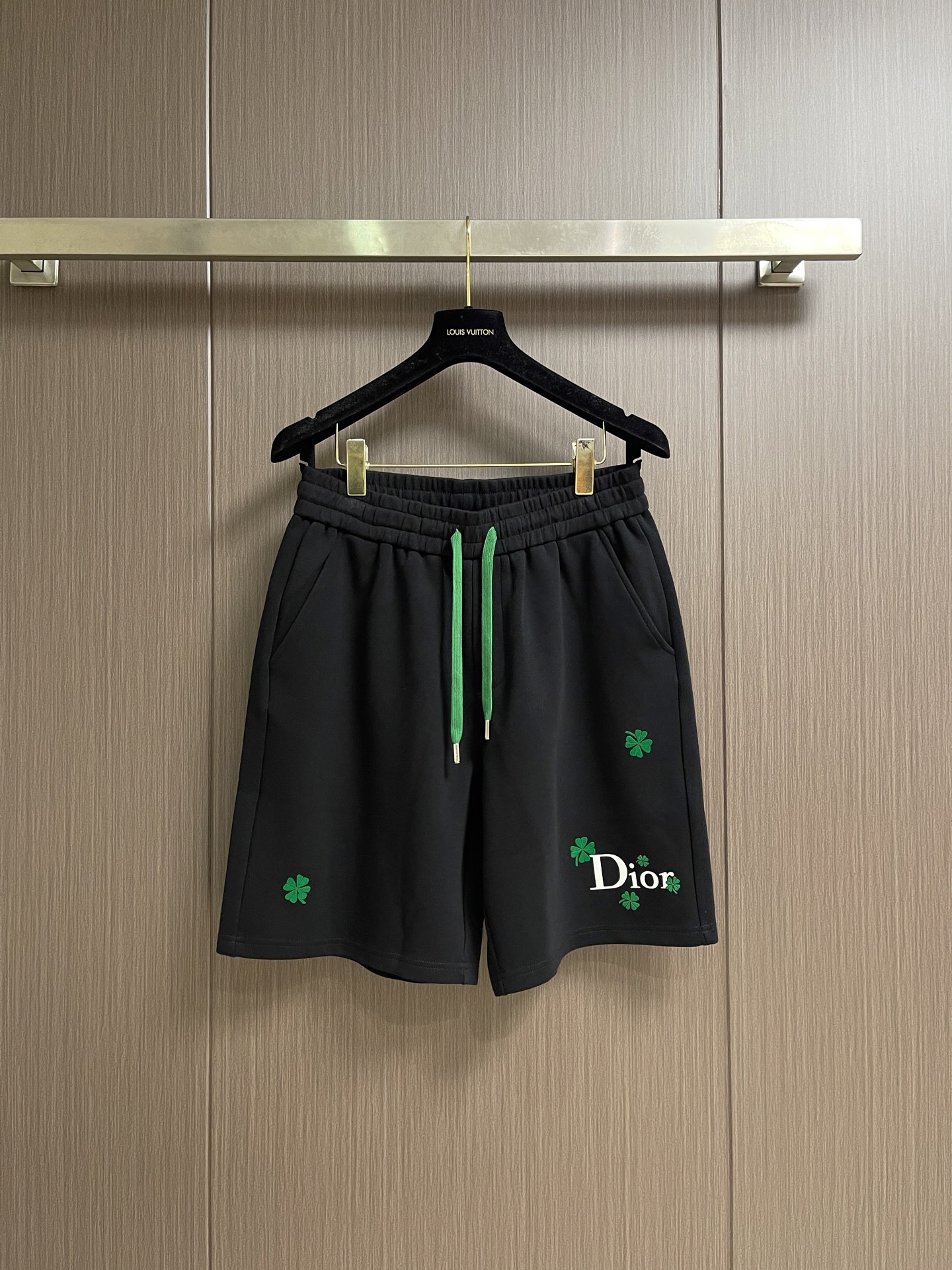 整套 Dior 2026ss新款限定四叶草logo标识短袖T恤短裤套装，采用定制棉质平纹面料，透气舒适，