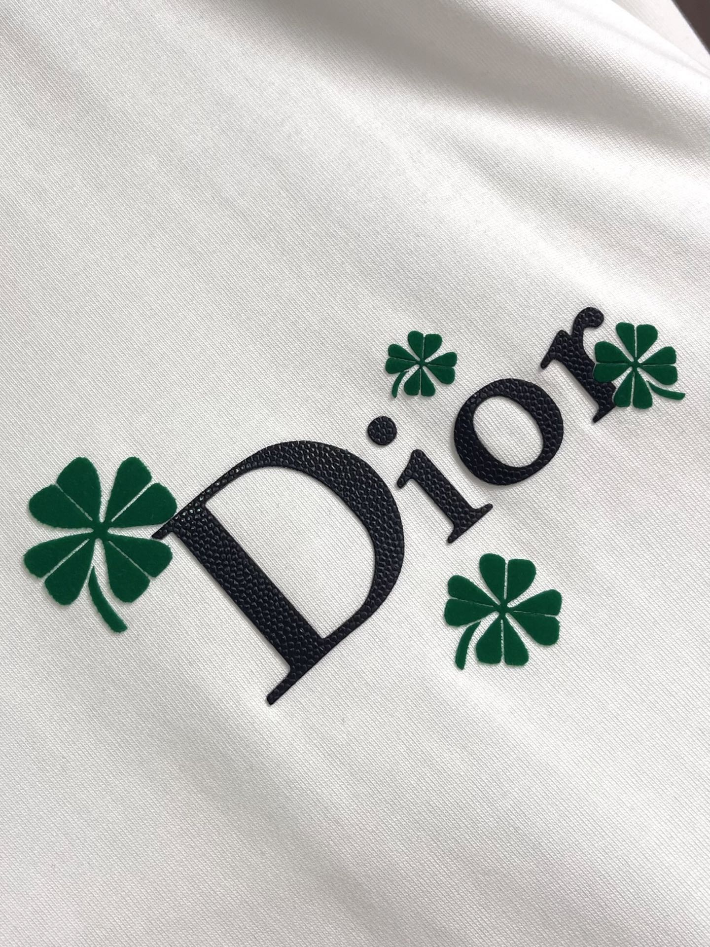 整套 Dior 2026ss新款限定四叶草logo标识短袖T恤短裤套装，采用定制棉质平纹面料，透气舒适，