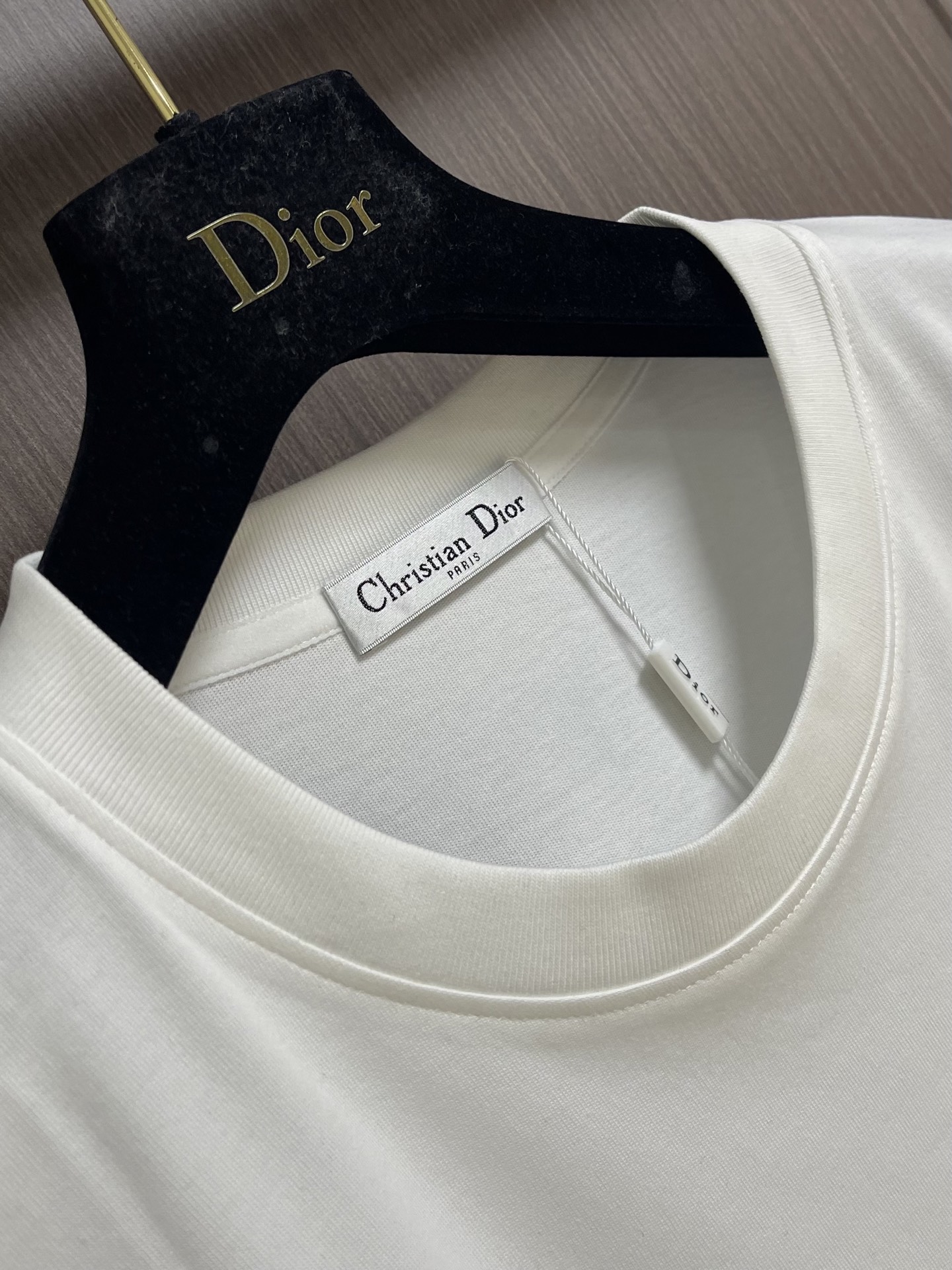 整套 Dior 2026ss新款限定四叶草logo标识短袖T恤短裤套装，采用定制棉质平纹面料，透气舒适，
