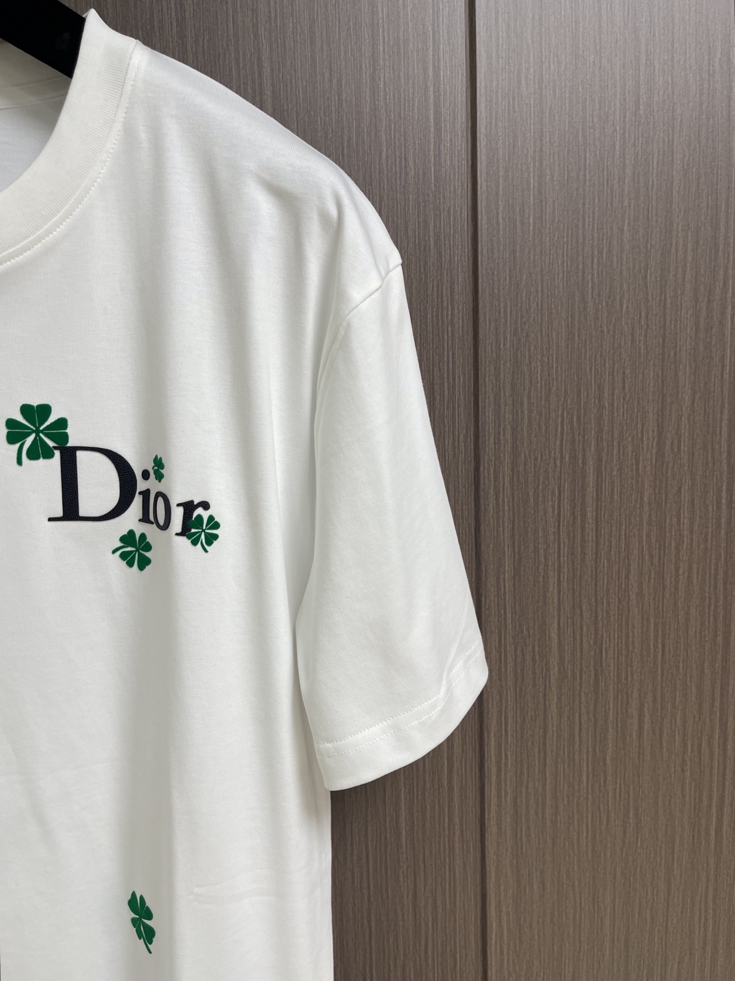 整套 Dior 2026ss新款限定四叶草logo标识短袖T恤短裤套装，采用定制棉质平纹面料，透气舒适，