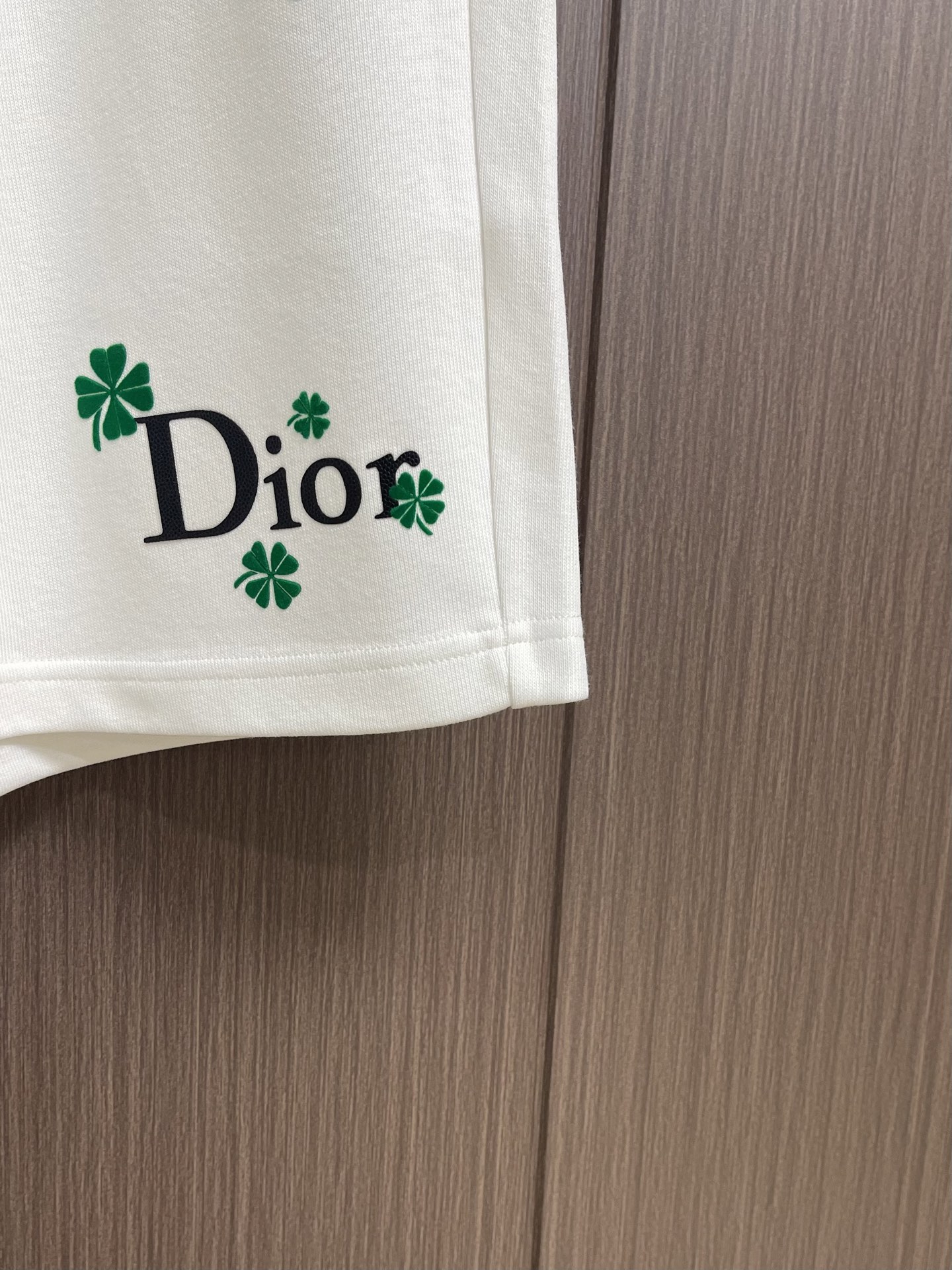 整套 Dior 2026ss新款限定四叶草logo标识短袖T恤短裤套装，采用定制棉质平纹面料，透气舒适，