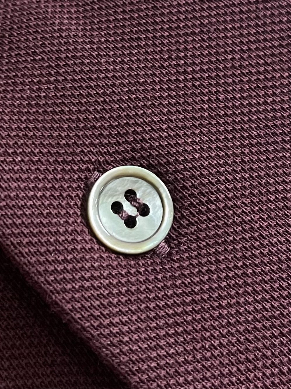 Hermes 标识刺绣短袖Polo衫，定制烟絮精纺珠棉，衣领以撞色马鞍针法勾勒利落轮廓，马术皮具的手工匠
