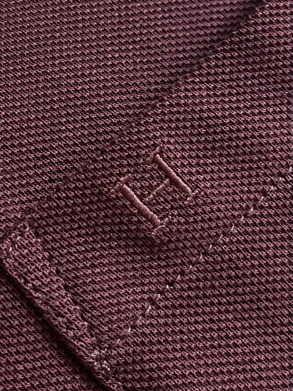 Hermes 标识刺绣短袖Polo衫，定制烟絮精纺珠棉，衣领以撞色马鞍针法勾勒利落轮廓，马术皮具的手工匠