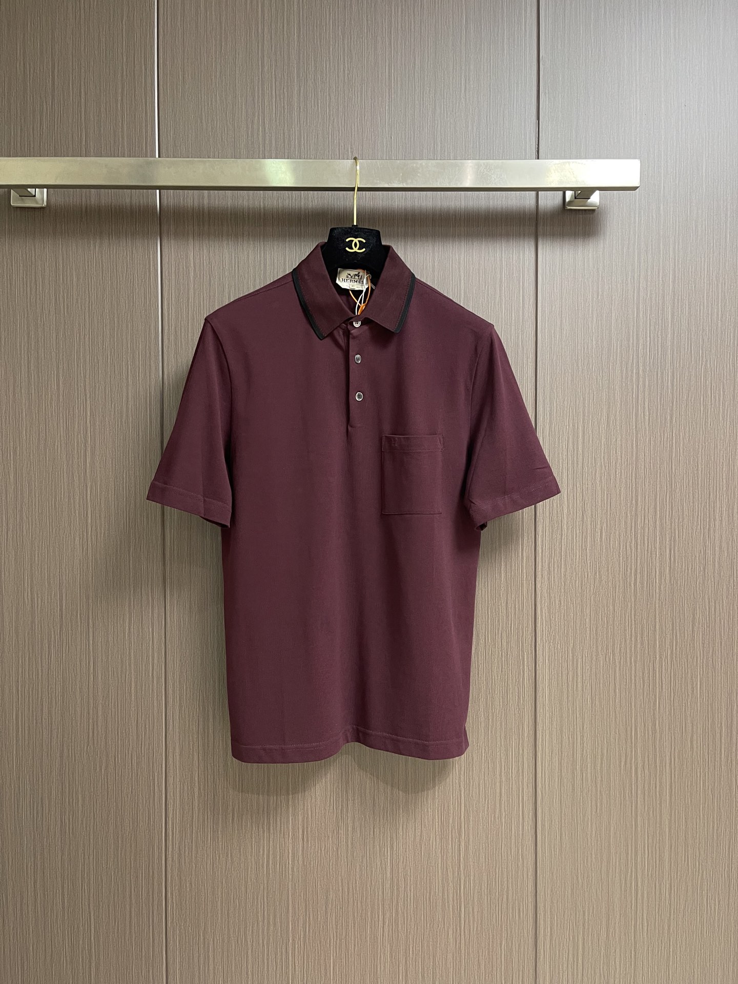 Hermes 标识刺绣短袖Polo衫，定制烟絮精纺珠棉，衣领以撞色马鞍针法勾勒利落轮廓，马术皮具的手工匠