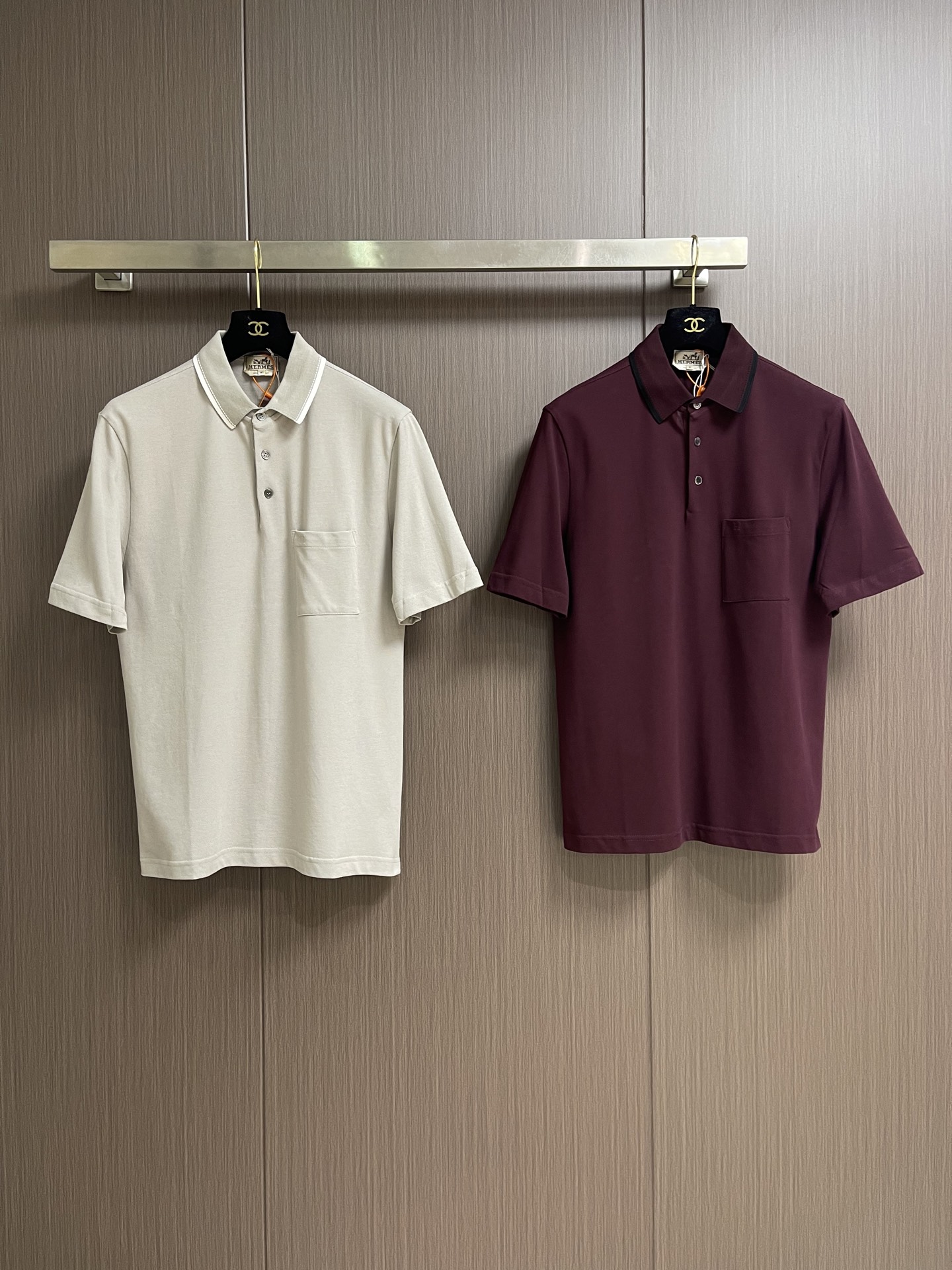 Hermes 标识刺绣短袖Polo衫，定制烟絮精纺珠棉，衣领以撞色马鞍针法勾勒利落轮廓，马术皮具的手工匠