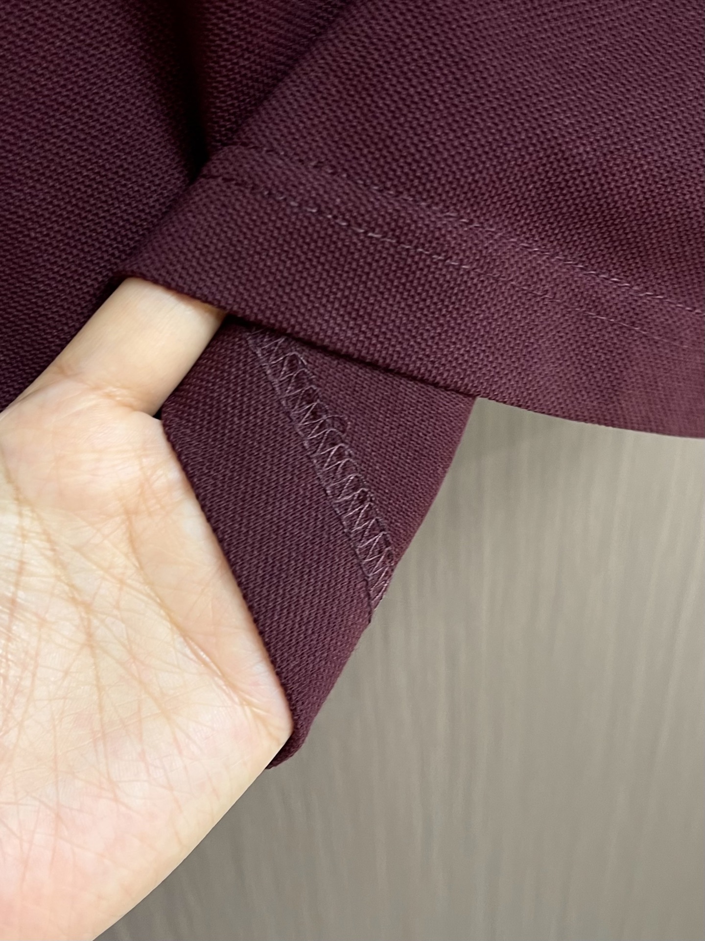 Hermes 标识刺绣短袖Polo衫，定制烟絮精纺珠棉，衣领以撞色马鞍针法勾勒利落轮廓，马术皮具的手工匠