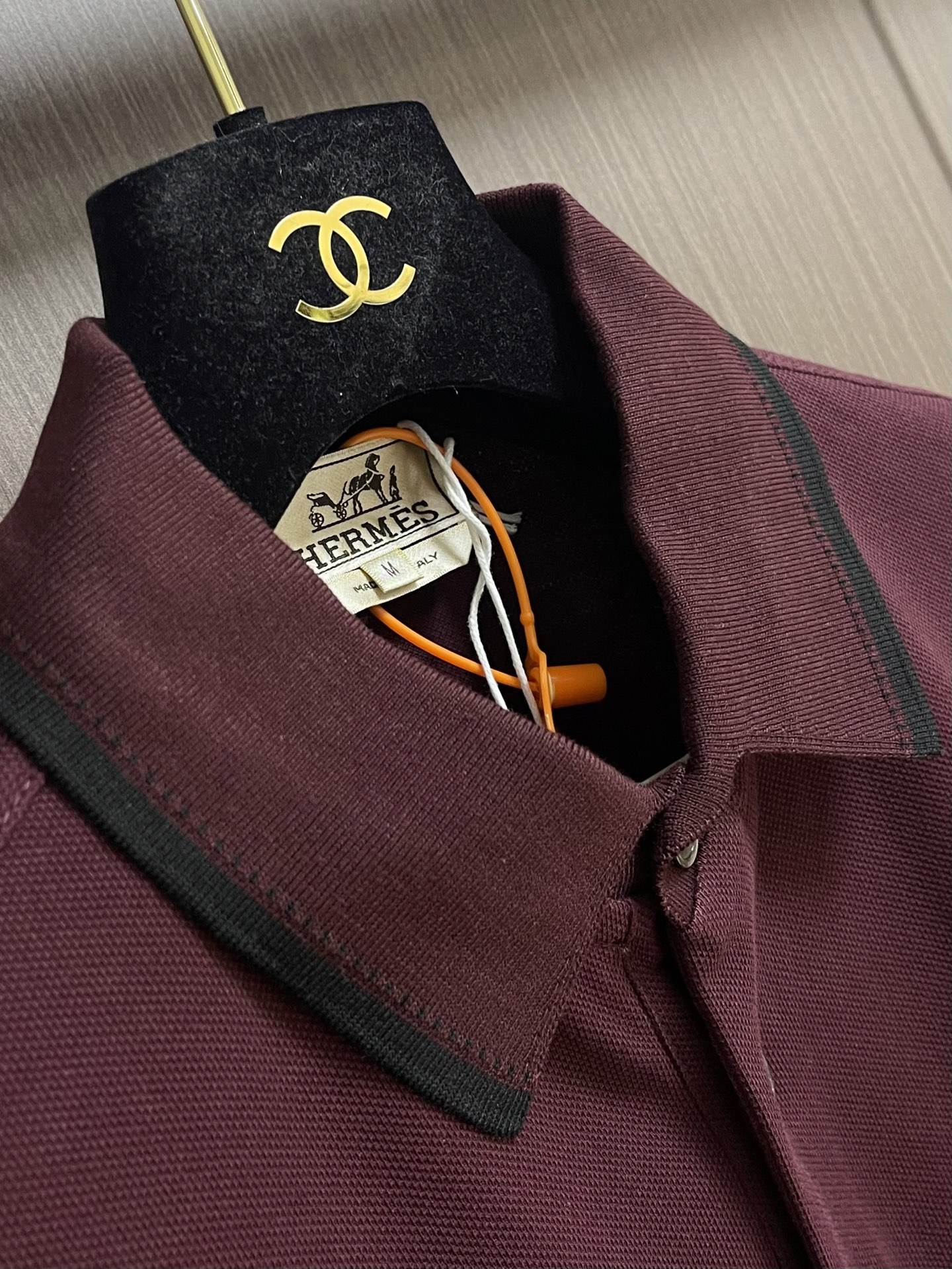 Hermes 标识刺绣短袖Polo衫，定制烟絮精纺珠棉，衣领以撞色马鞍针法勾勒利落轮廓，马术皮具的手工匠