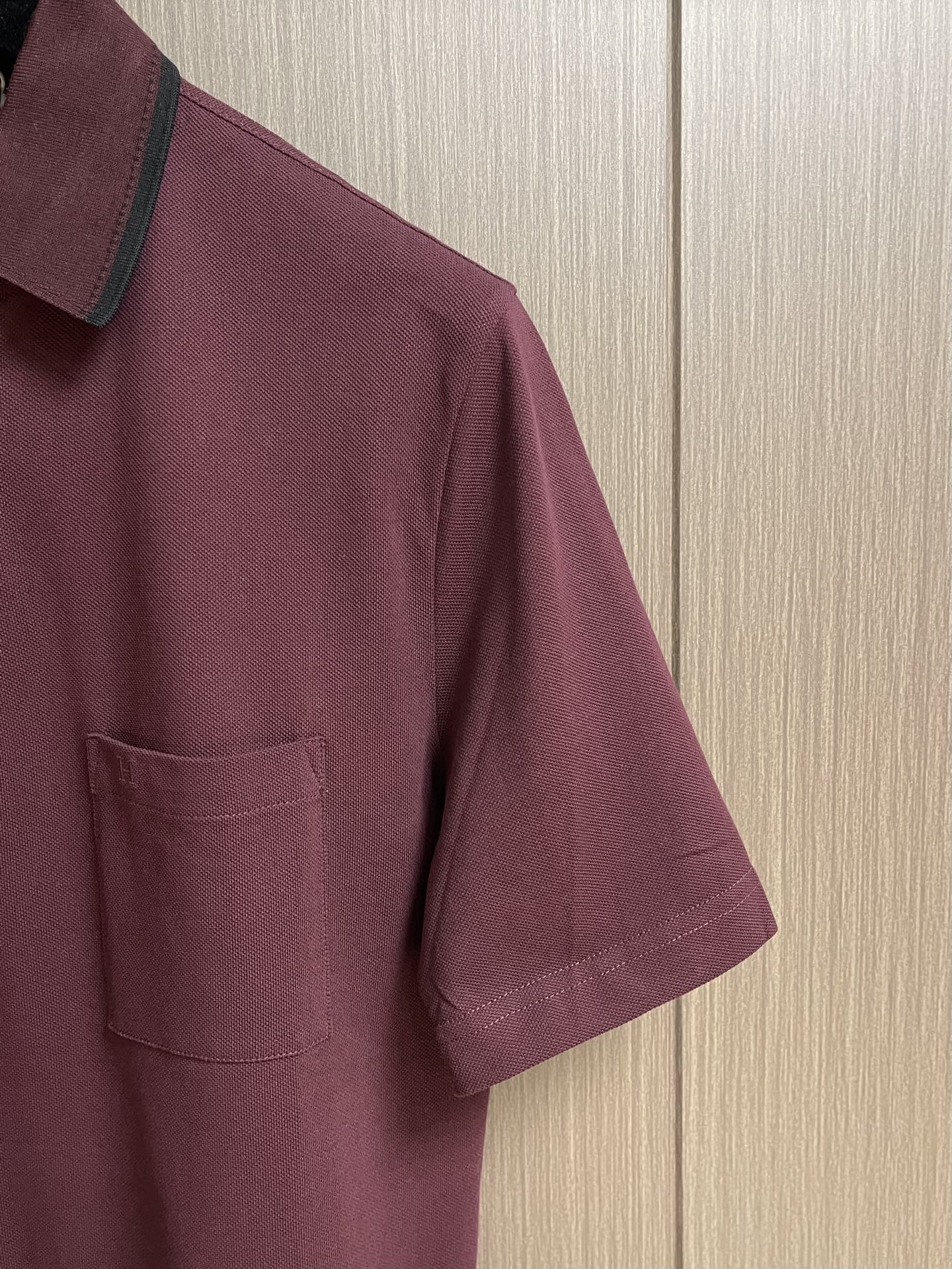 Hermes 标识刺绣短袖Polo衫，定制烟絮精纺珠棉，衣领以撞色马鞍针法勾勒利落轮廓，马术皮具的手工匠