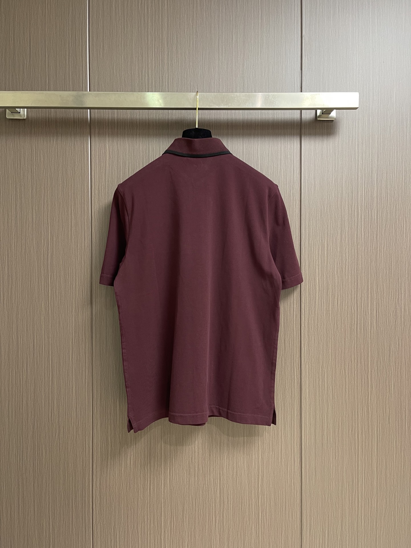Hermes 标识刺绣短袖Polo衫，定制烟絮精纺珠棉，衣领以撞色马鞍针法勾勒利落轮廓，马术皮具的手工匠