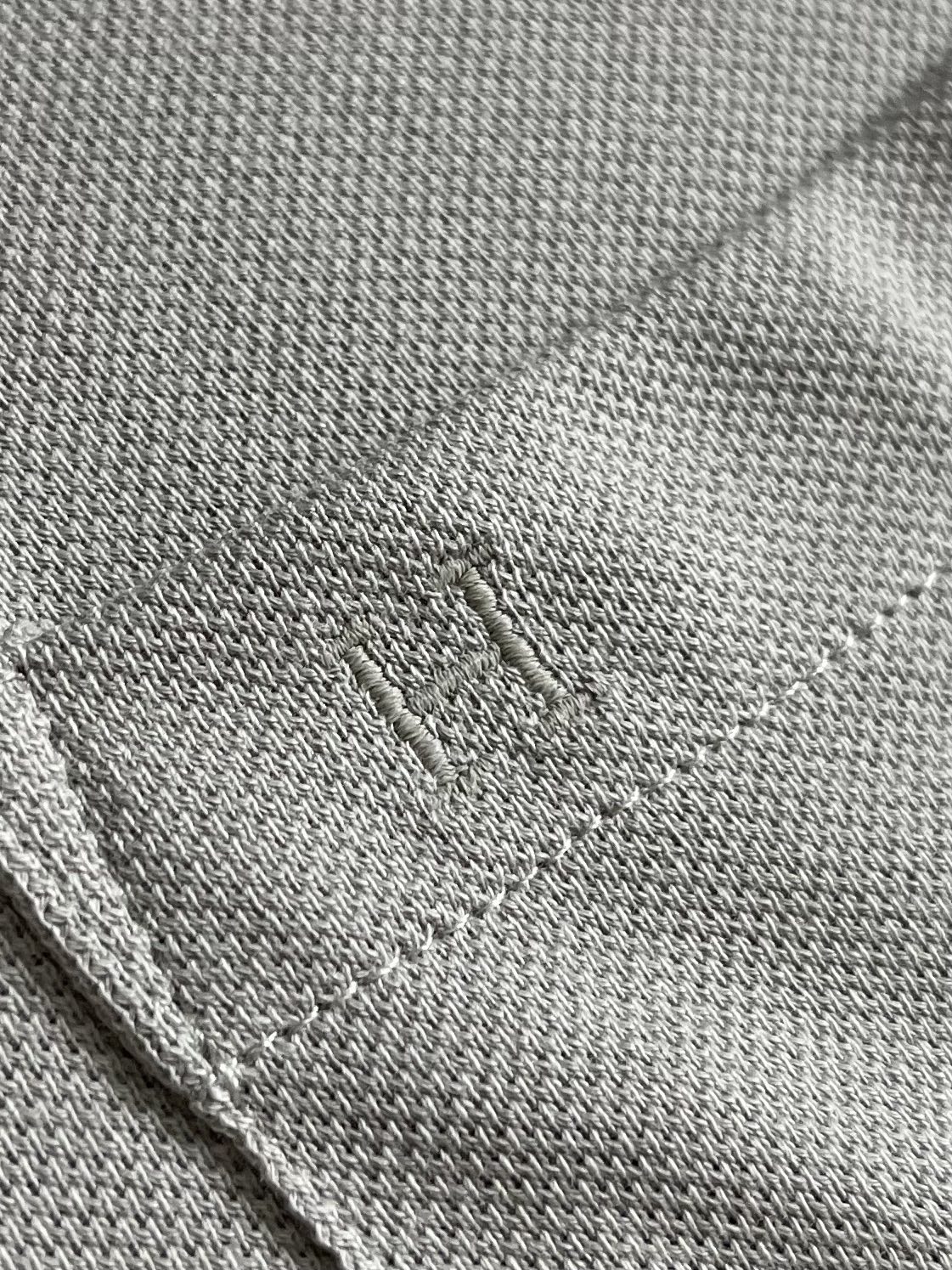 Hermes 标识刺绣短袖Polo衫，定制烟絮精纺珠棉，衣领以撞色马鞍针法勾勒利落轮廓，马术皮具的手工匠