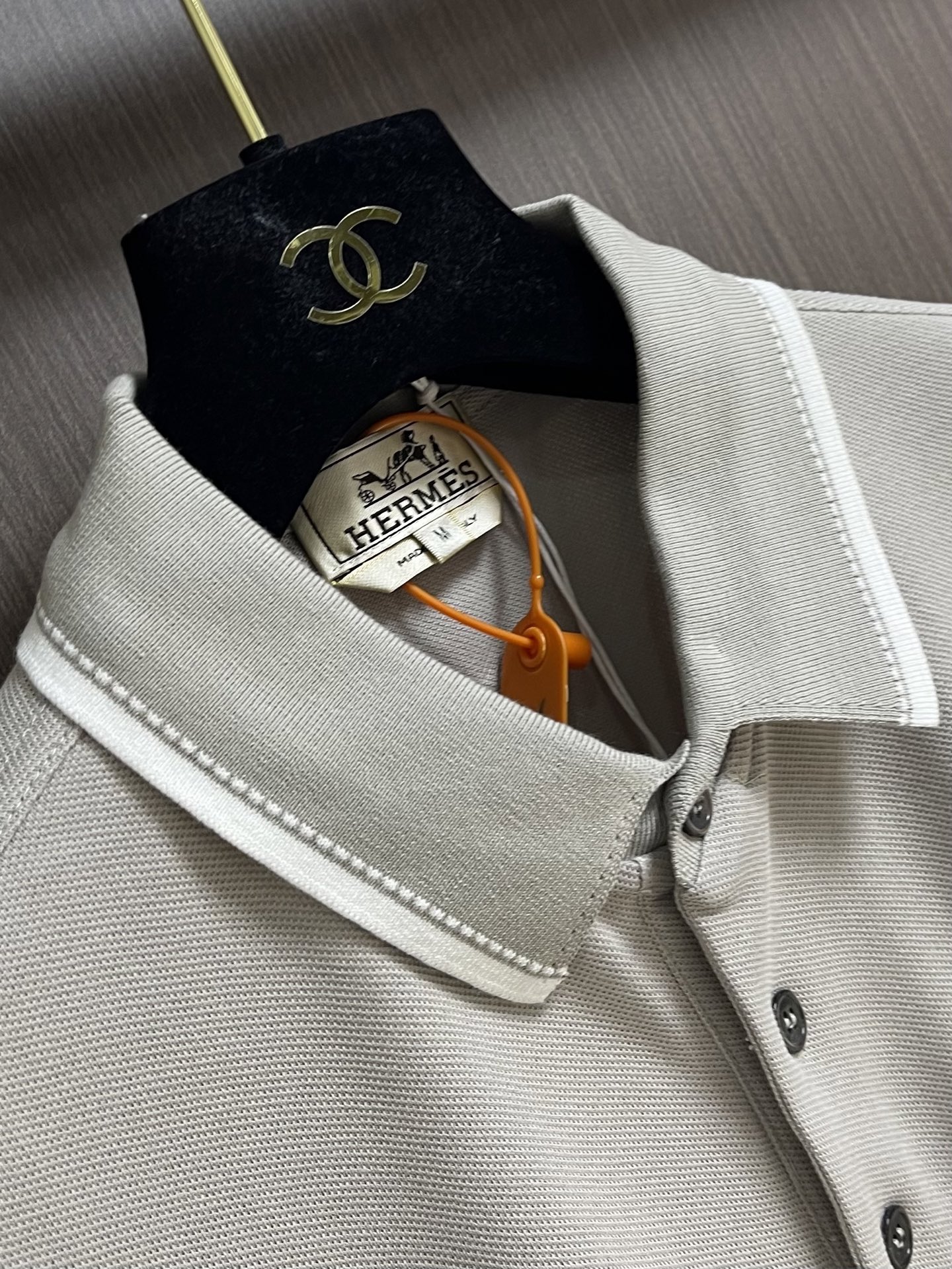 Hermes 标识刺绣短袖Polo衫，定制烟絮精纺珠棉，衣领以撞色马鞍针法勾勒利落轮廓，马术皮具的手工匠