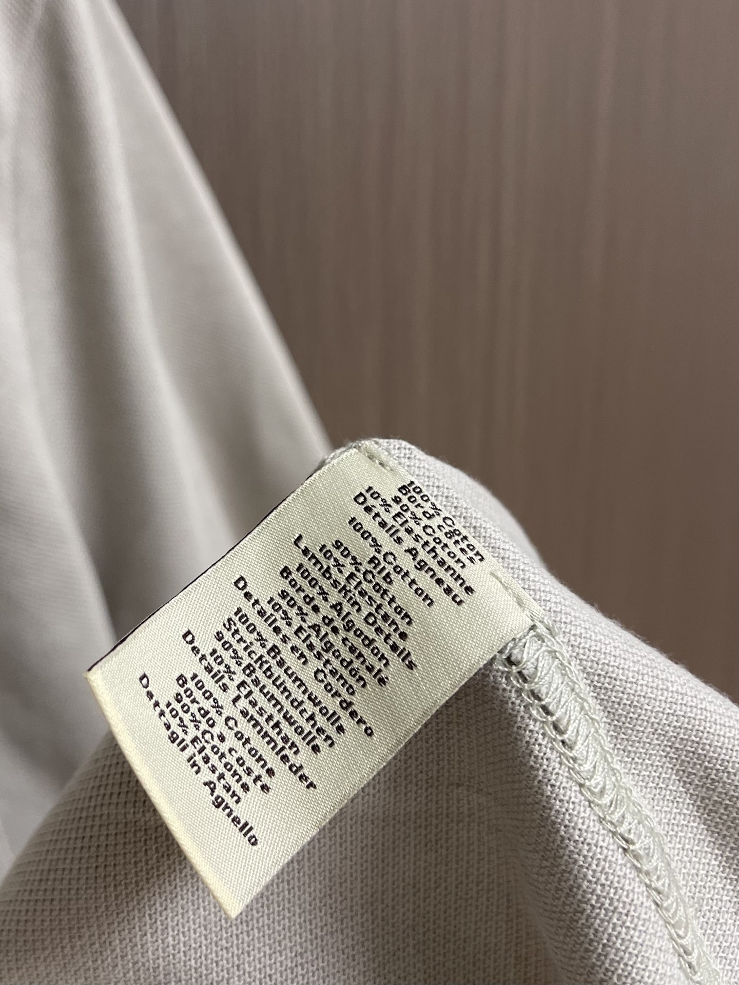 Hermes 标识刺绣短袖Polo衫，定制烟絮精纺珠棉，衣领以撞色马鞍针法勾勒利落轮廓，马术皮具的手工匠