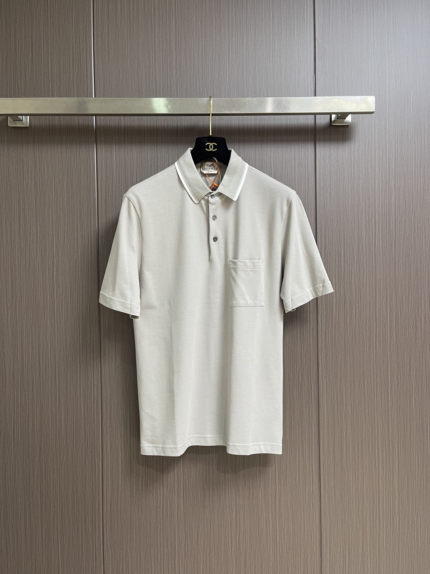 Hermes 标识刺绣短袖Polo衫，定制烟絮精纺珠棉，衣领以撞色马鞍针法勾勒利落轮廓，马术皮具的手工匠