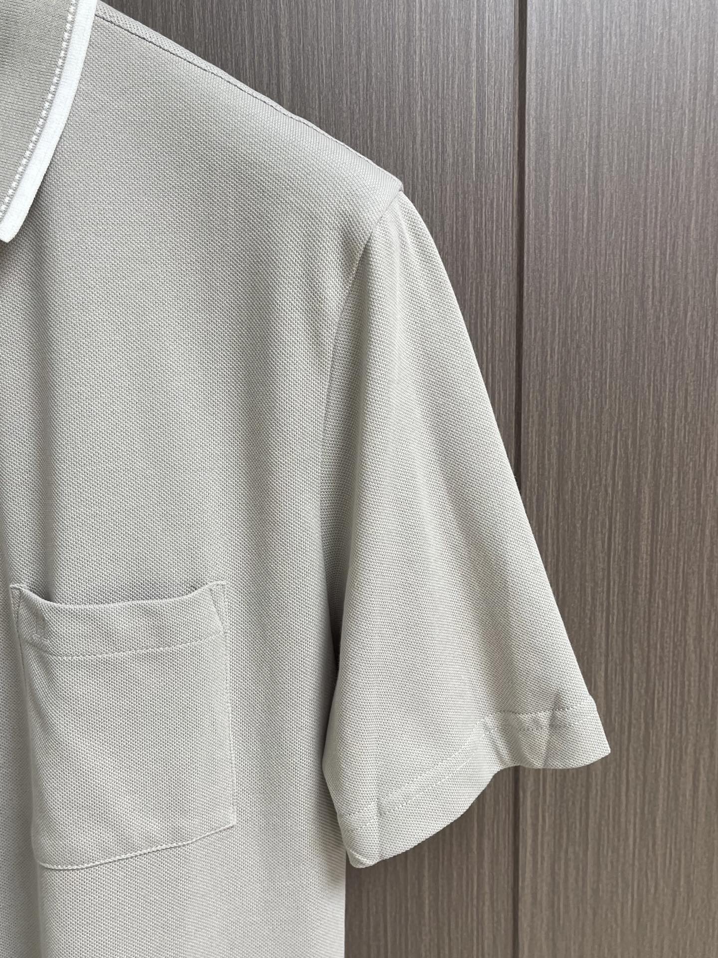 Hermes 标识刺绣短袖Polo衫，定制烟絮精纺珠棉，衣领以撞色马鞍针法勾勒利落轮廓，马术皮具的手工匠
