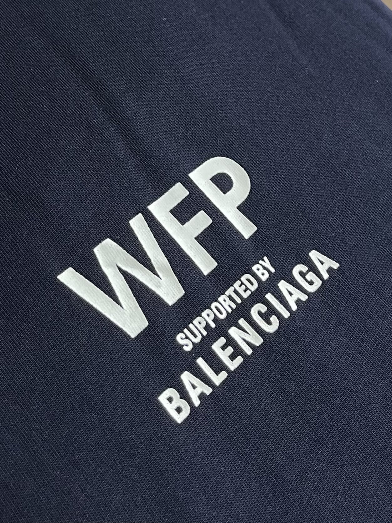 Balenciaga 粮食计划圆领短袖T恤，选用的24支双面平纹针织面料，250gm²；领口采用了24支