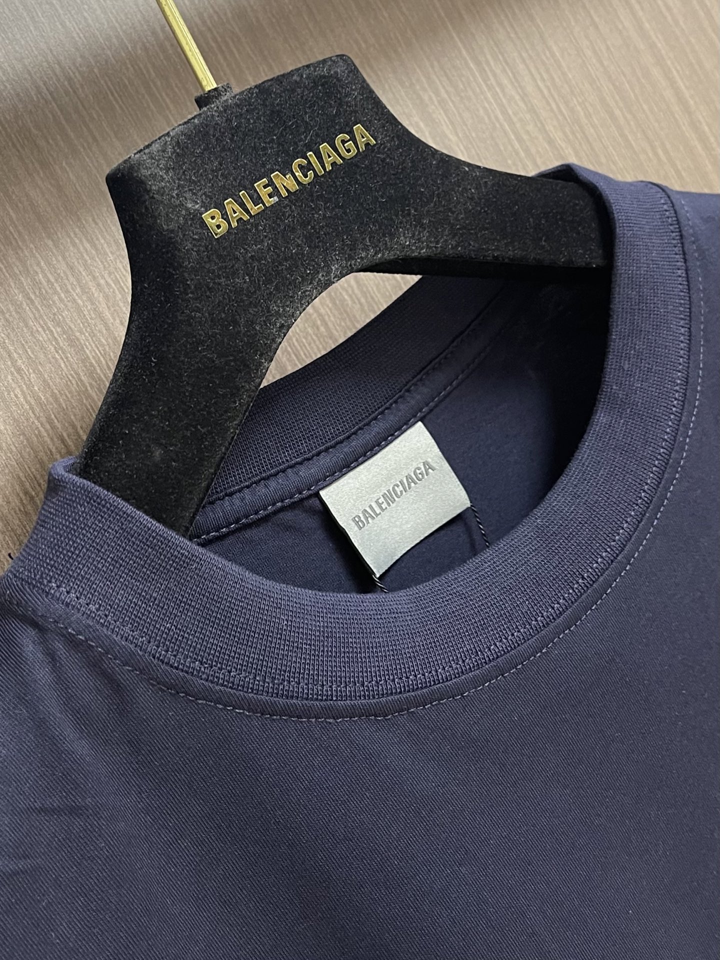 Balenciaga 粮食计划圆领短袖T恤，选用的24支双面平纹针织面料，250gm²；领口采用了24支