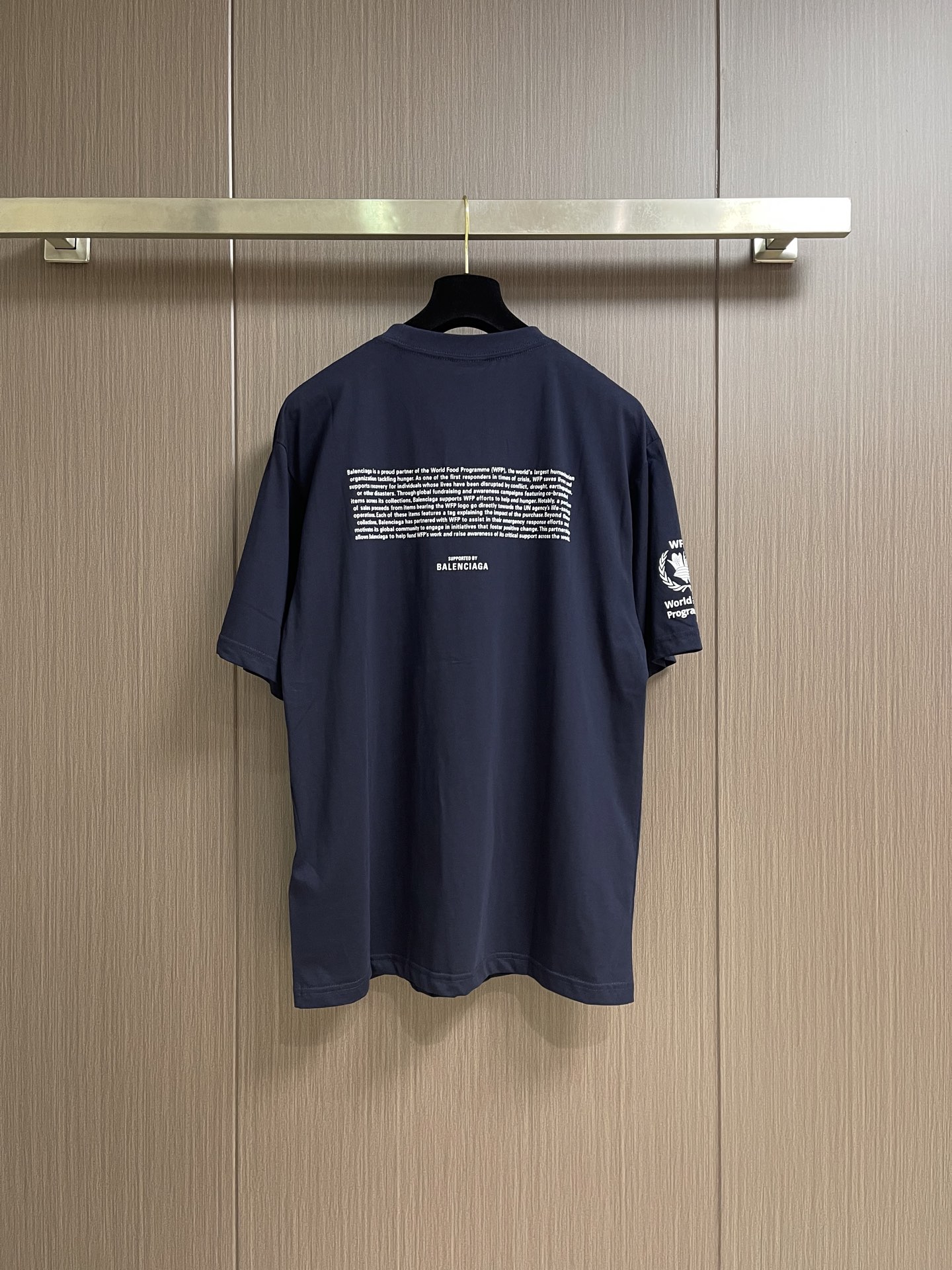 Balenciaga 粮食计划圆领短袖T恤，选用的24支双面平纹针织面料，250gm²；领口采用了24支