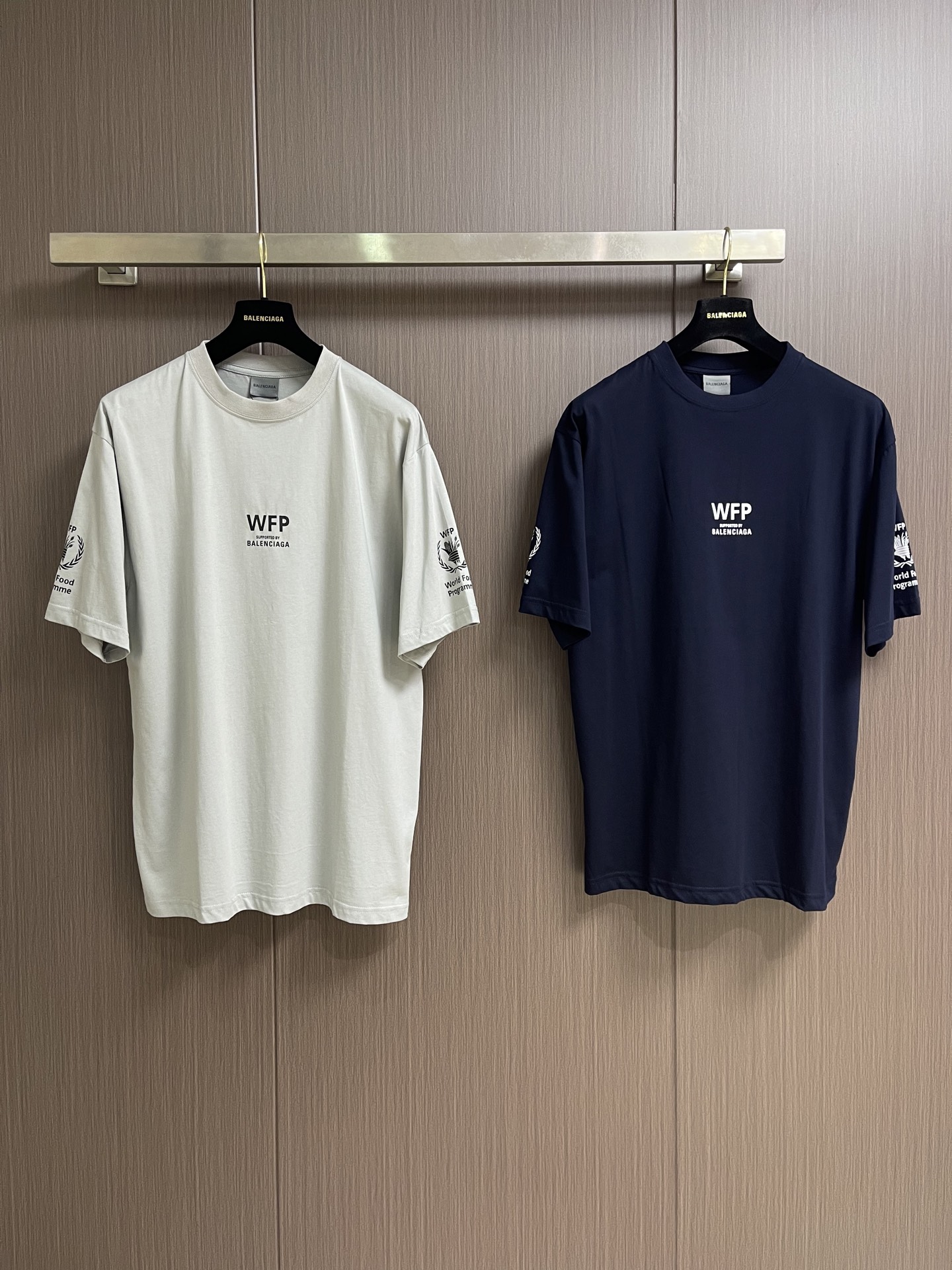 Balenciaga 粮食计划圆领短袖T恤，选用的24支双面平纹针织面料，250gm²；领口采用了24支