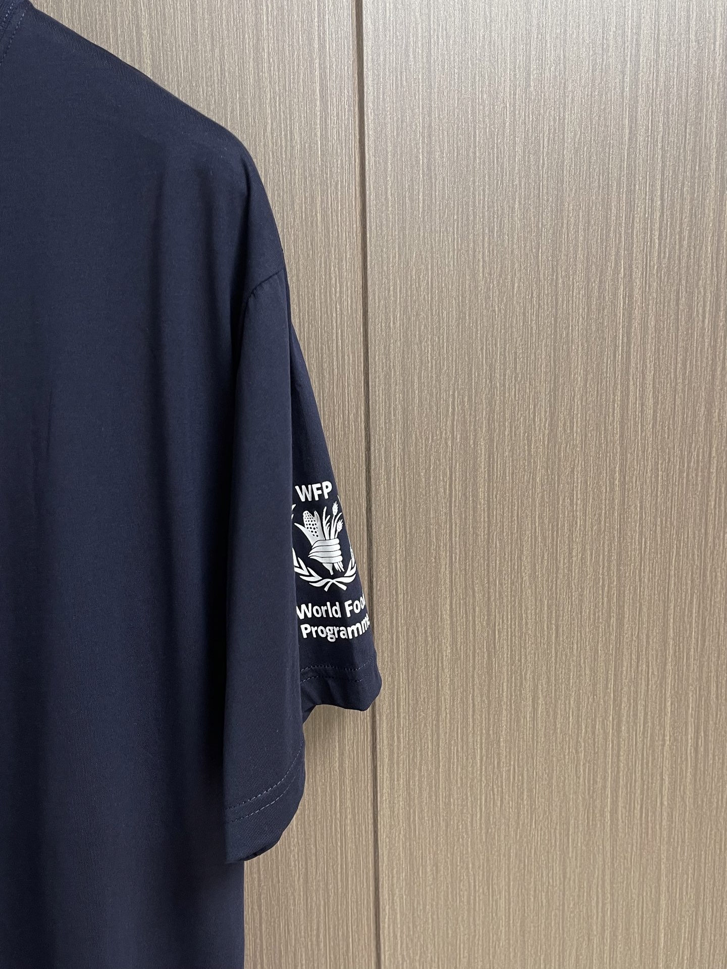 Balenciaga 粮食计划圆领短袖T恤，选用的24支双面平纹针织面料，250gm²；领口采用了24支