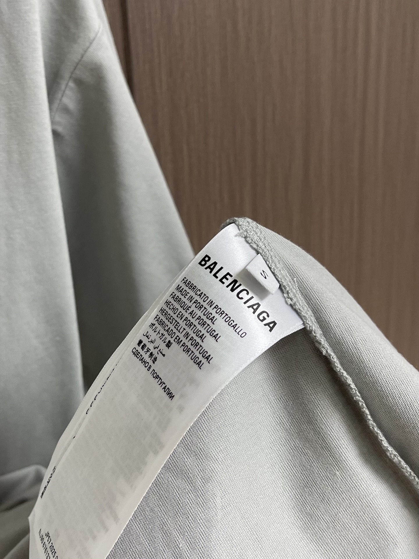 Balenciaga 粮食计划圆领短袖T恤，选用的24支双面平纹针织面料，250gm²；领口采用了24支