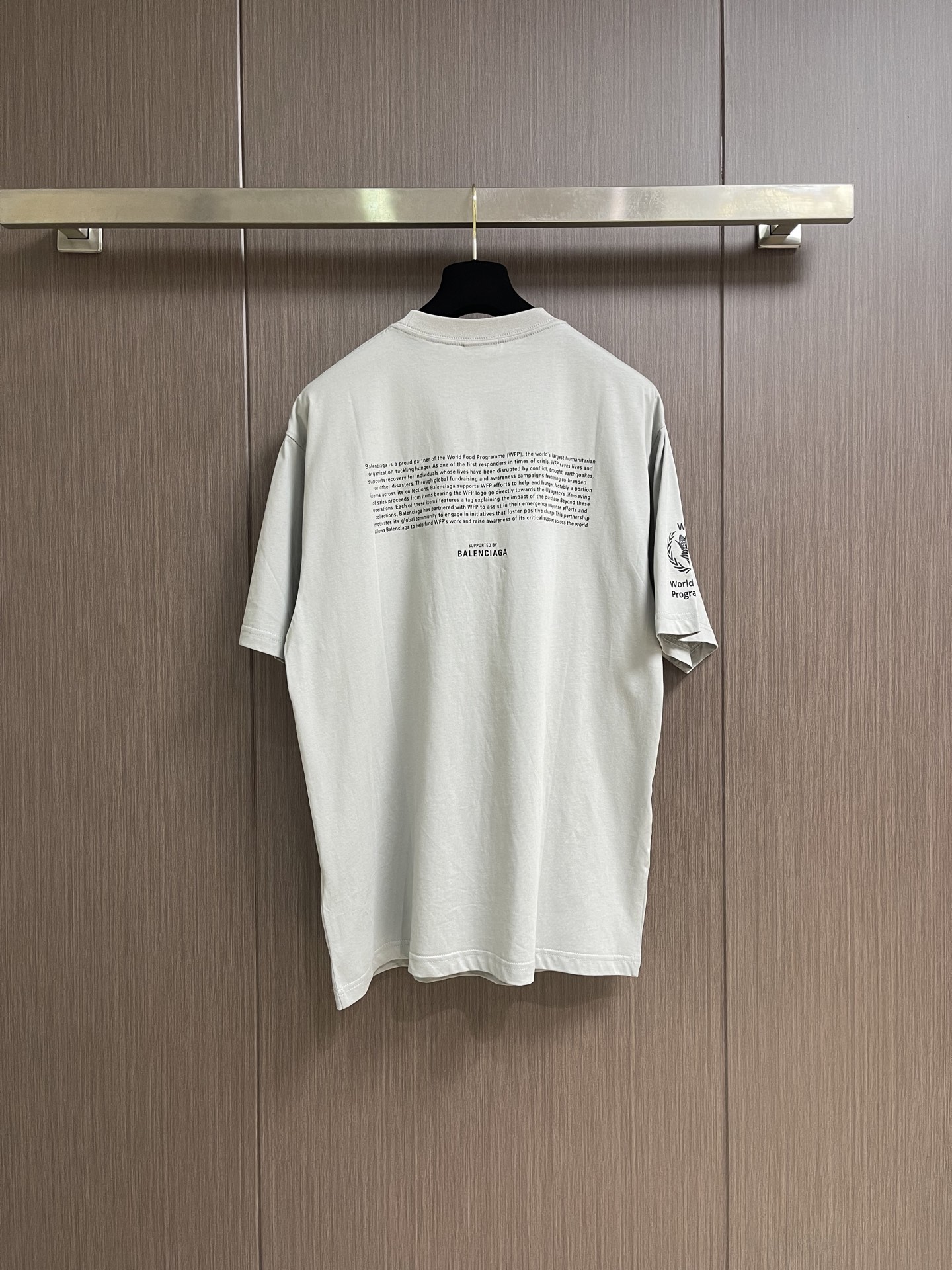 Balenciaga 粮食计划圆领短袖T恤，选用的24支双面平纹针织面料，250gm²；领口采用了24支