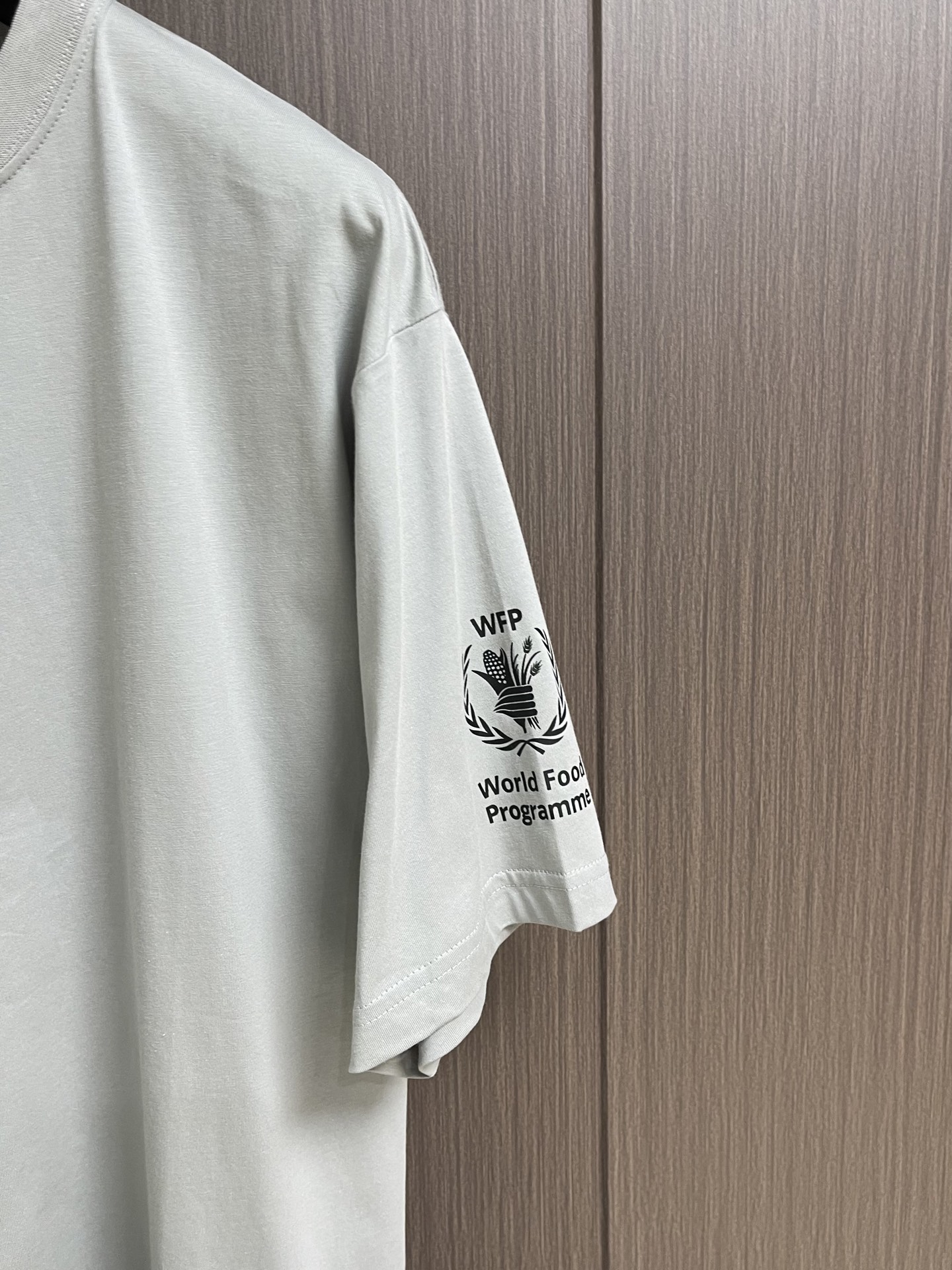 Balenciaga 粮食计划圆领短袖T恤，选用的24支双面平纹针织面料，250gm²；领口采用了24支