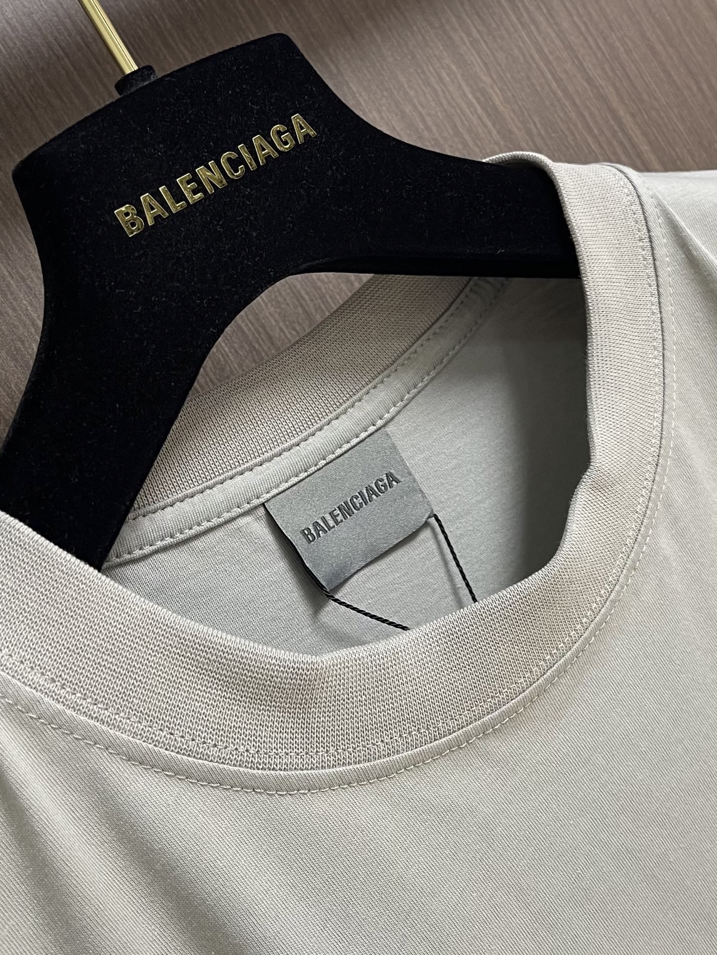 Balenciaga 粮食计划圆领短袖T恤，选用的24支双面平纹针织面料，250gm²；领口采用了24支