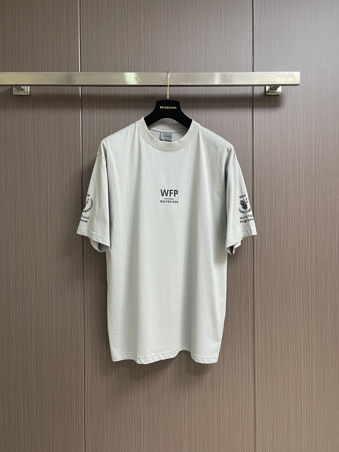 Balenciaga 粮食计划圆领短袖T恤，选用的24支双面平纹针织面料，250gm²；领口采用了24支