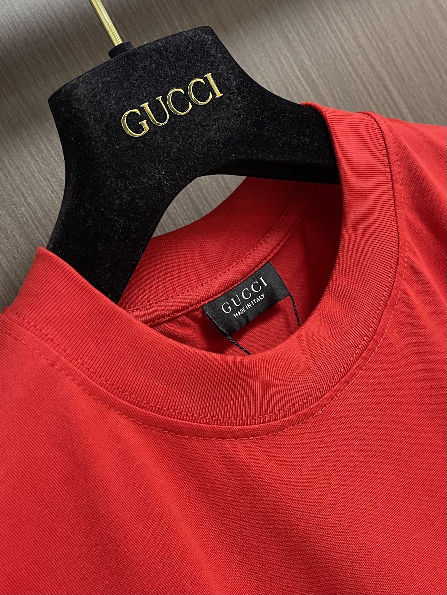 Gucci 棉丝混纺针织短袖T恤，棉纤维提供吸湿透气性和亲肤感，真丝赋予面料天然的珍珠般光泽和丝滑触感。