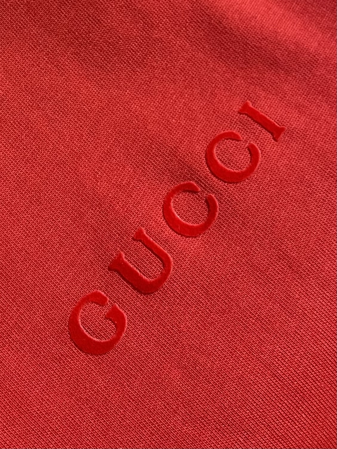 Gucci 棉丝混纺针织短袖T恤，棉纤维提供吸湿透气性和亲肤感，真丝赋予面料天然的珍珠般光泽和丝滑触感。
