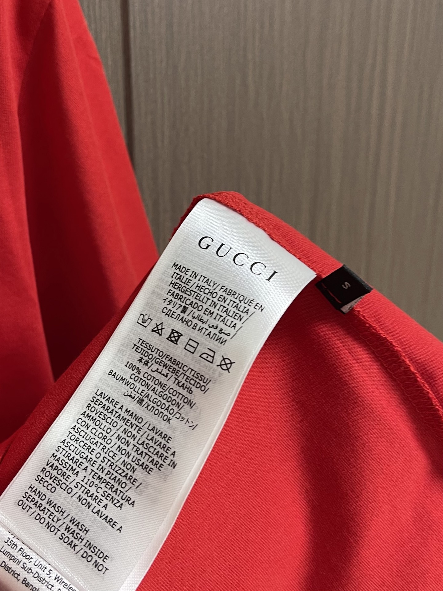 Gucci 棉丝混纺针织短袖T恤，棉纤维提供吸湿透气性和亲肤感，真丝赋予面料天然的珍珠般光泽和丝滑触感。