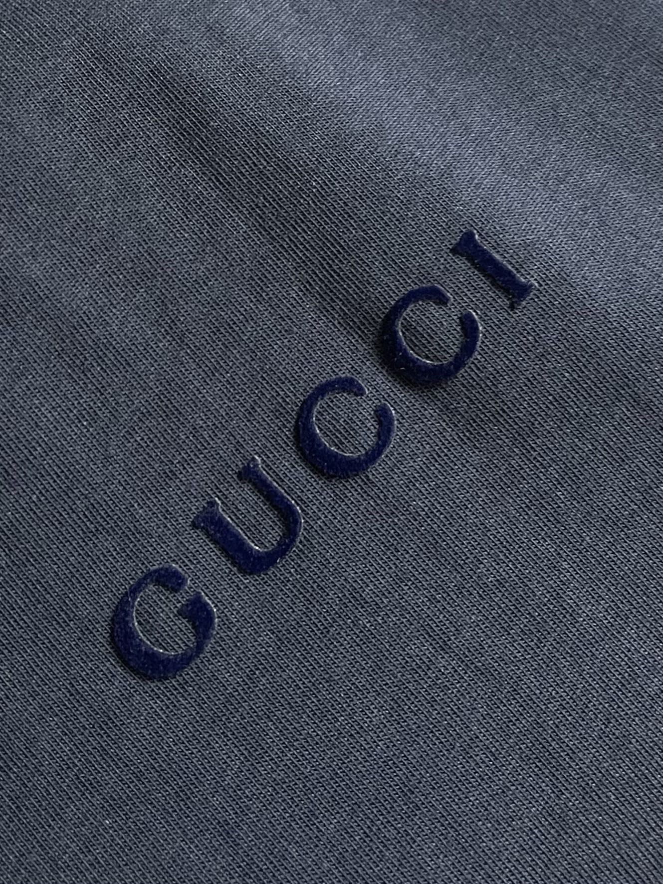 Gucci 棉丝混纺针织短袖T恤，棉纤维提供吸湿透气性和亲肤感，真丝赋予面料天然的珍珠般光泽和丝滑触感。