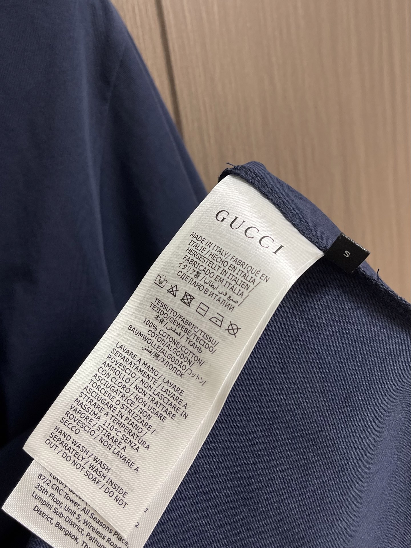 Gucci 棉丝混纺针织短袖T恤，棉纤维提供吸湿透气性和亲肤感，真丝赋予面料天然的珍珠般光泽和丝滑触感。