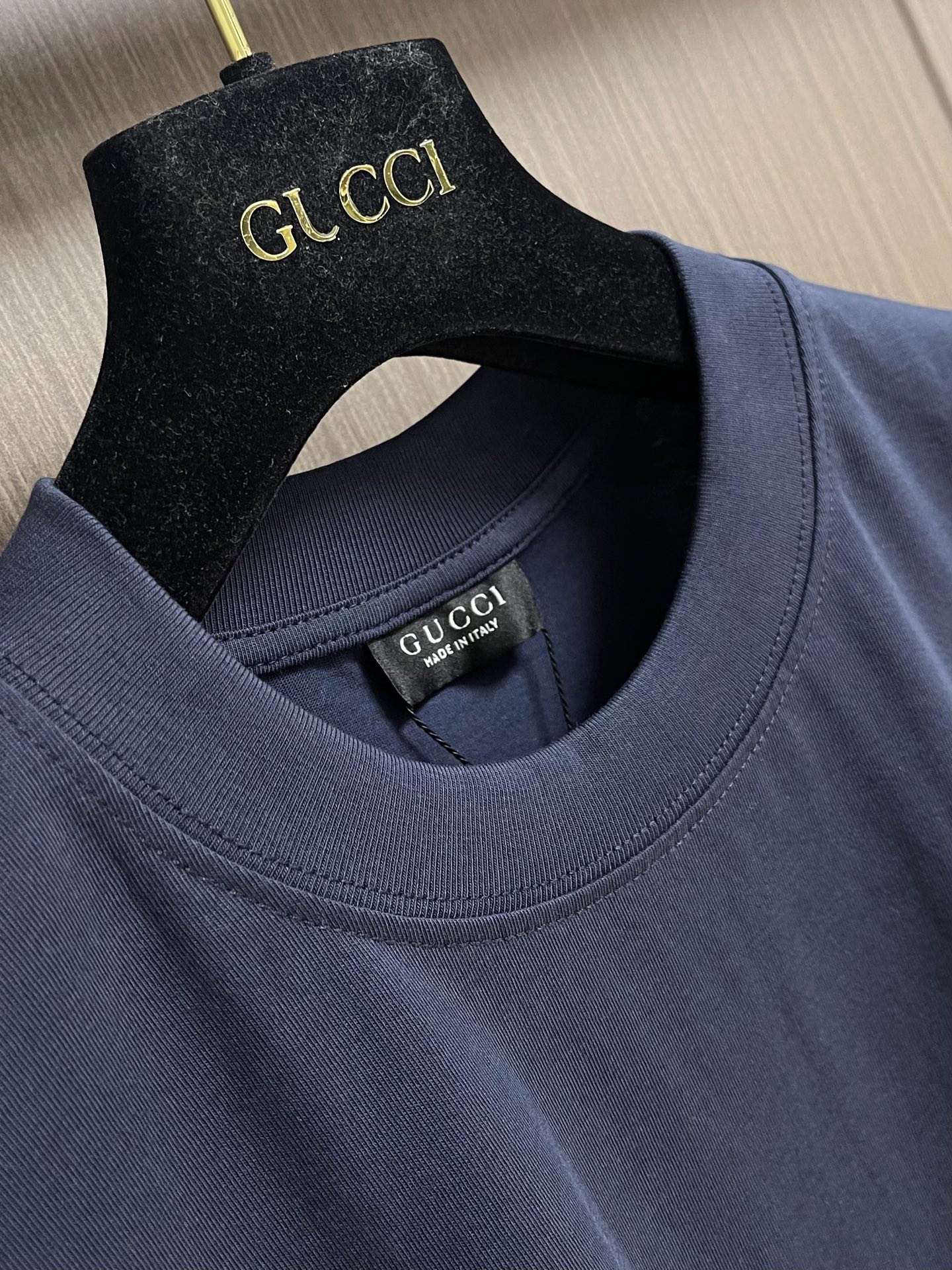 Gucci 棉丝混纺针织短袖T恤，棉纤维提供吸湿透气性和亲肤感，真丝赋予面料天然的珍珠般光泽和丝滑触感。
