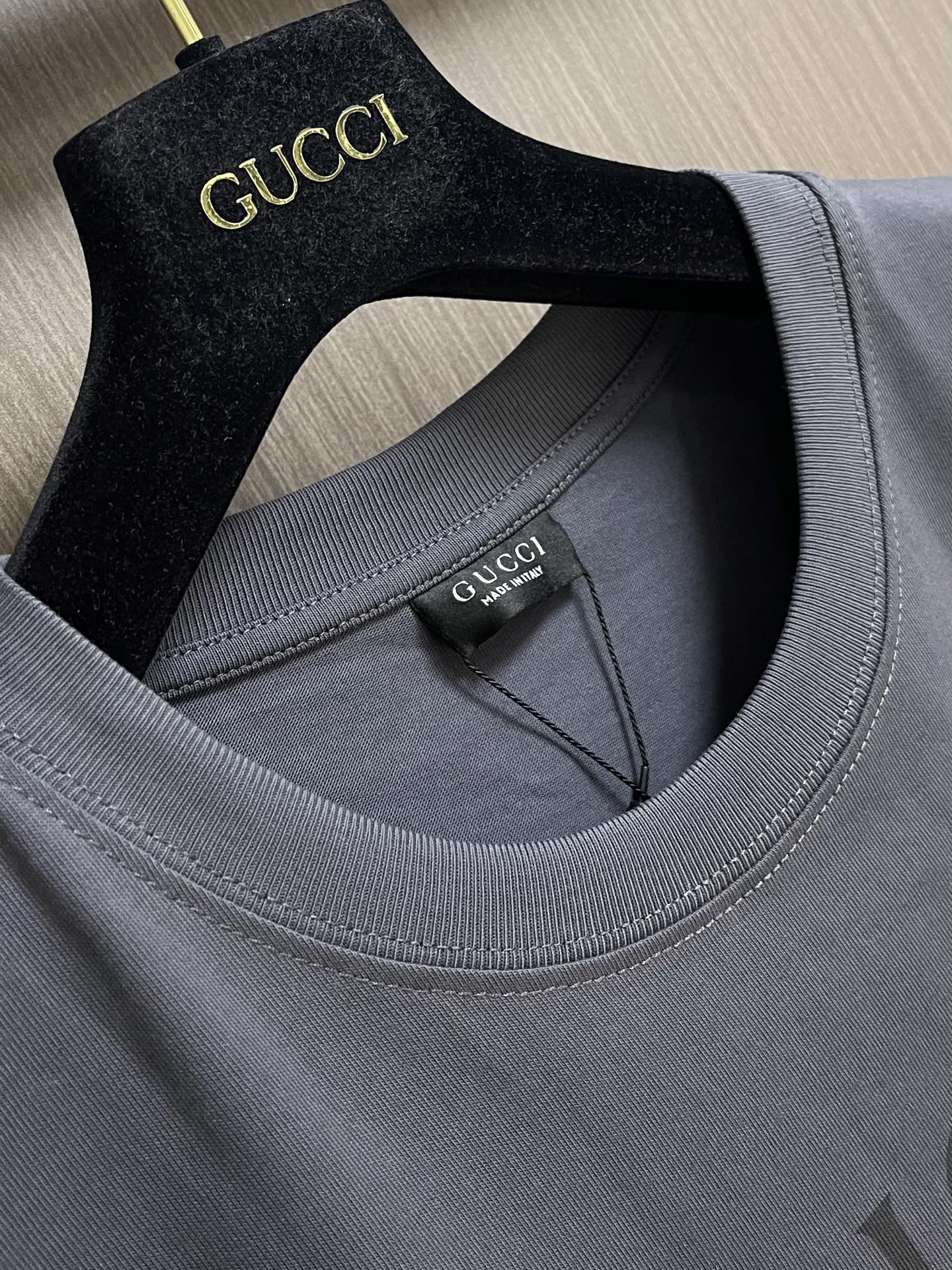 Gucci 互扣织带圆领短袖T恤，深灰色轻质针织棉，选用了15支特纺紧密棉，230gm²；搭配32支1×