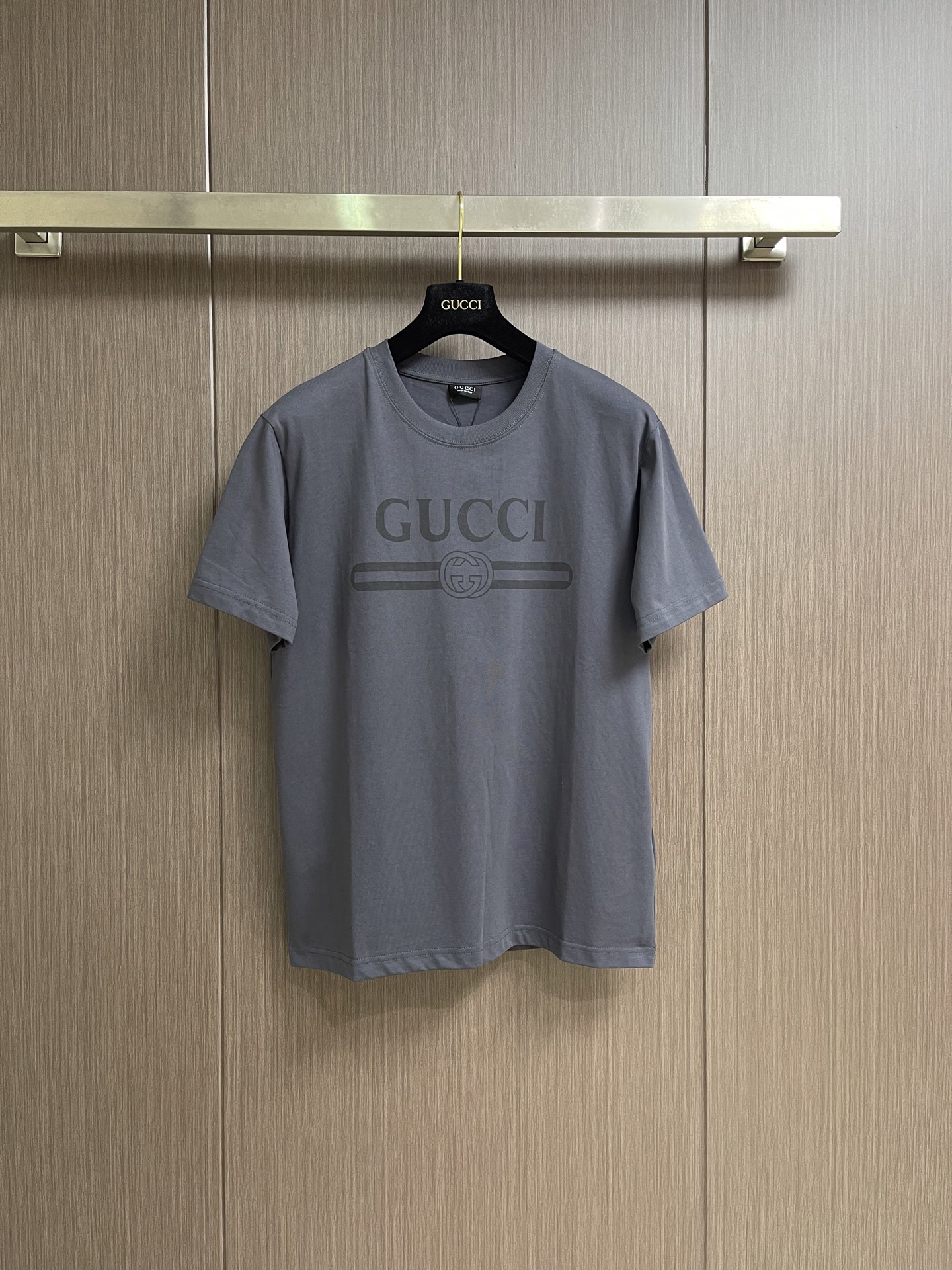 Gucci 互扣织带圆领短袖T恤，深灰色轻质针织棉，选用了15支特纺紧密棉，230gm²；搭配32支1×