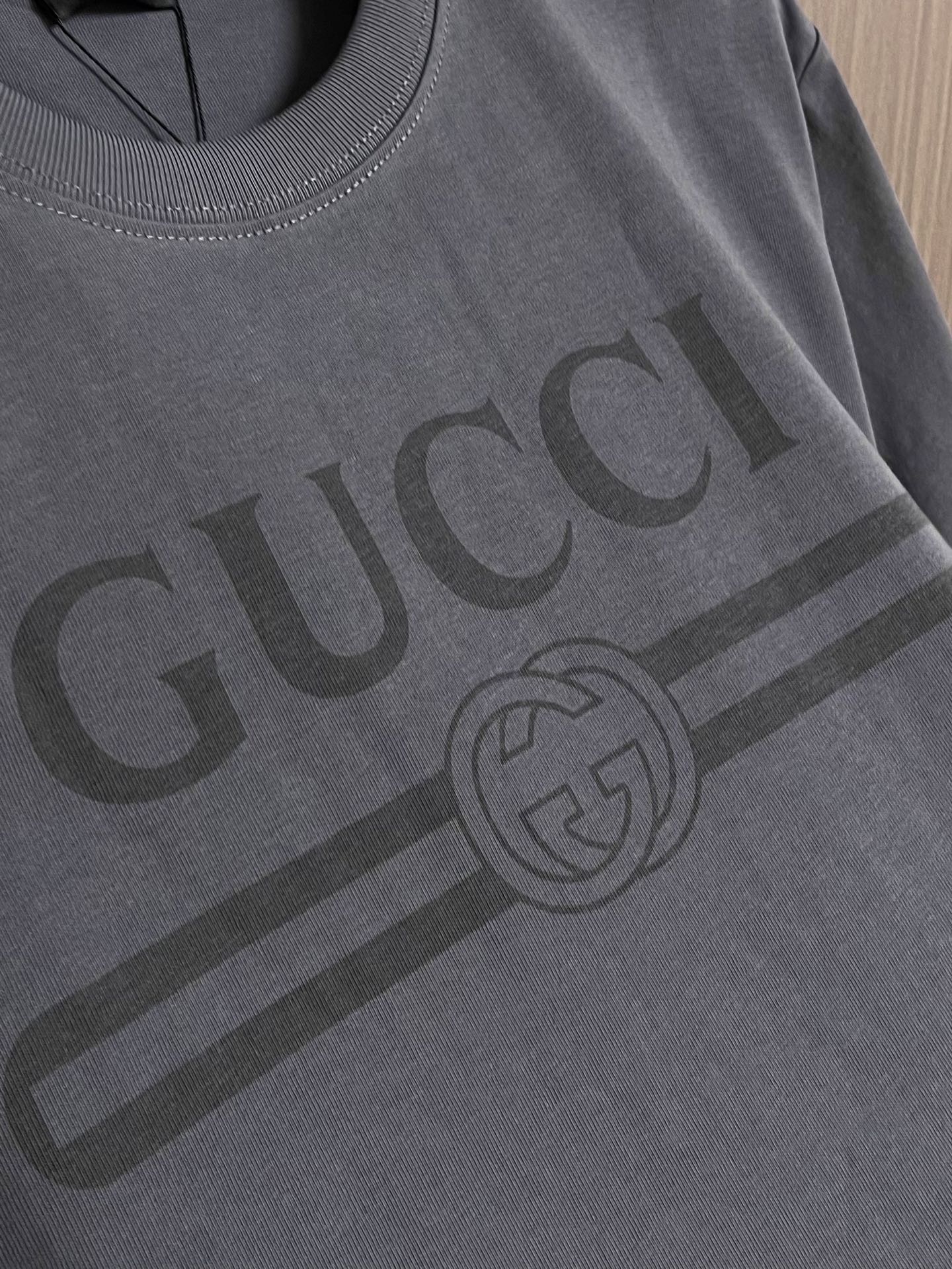 Gucci 互扣织带圆领短袖T恤，深灰色轻质针织棉，选用了15支特纺紧密棉，230gm²；搭配32支1×