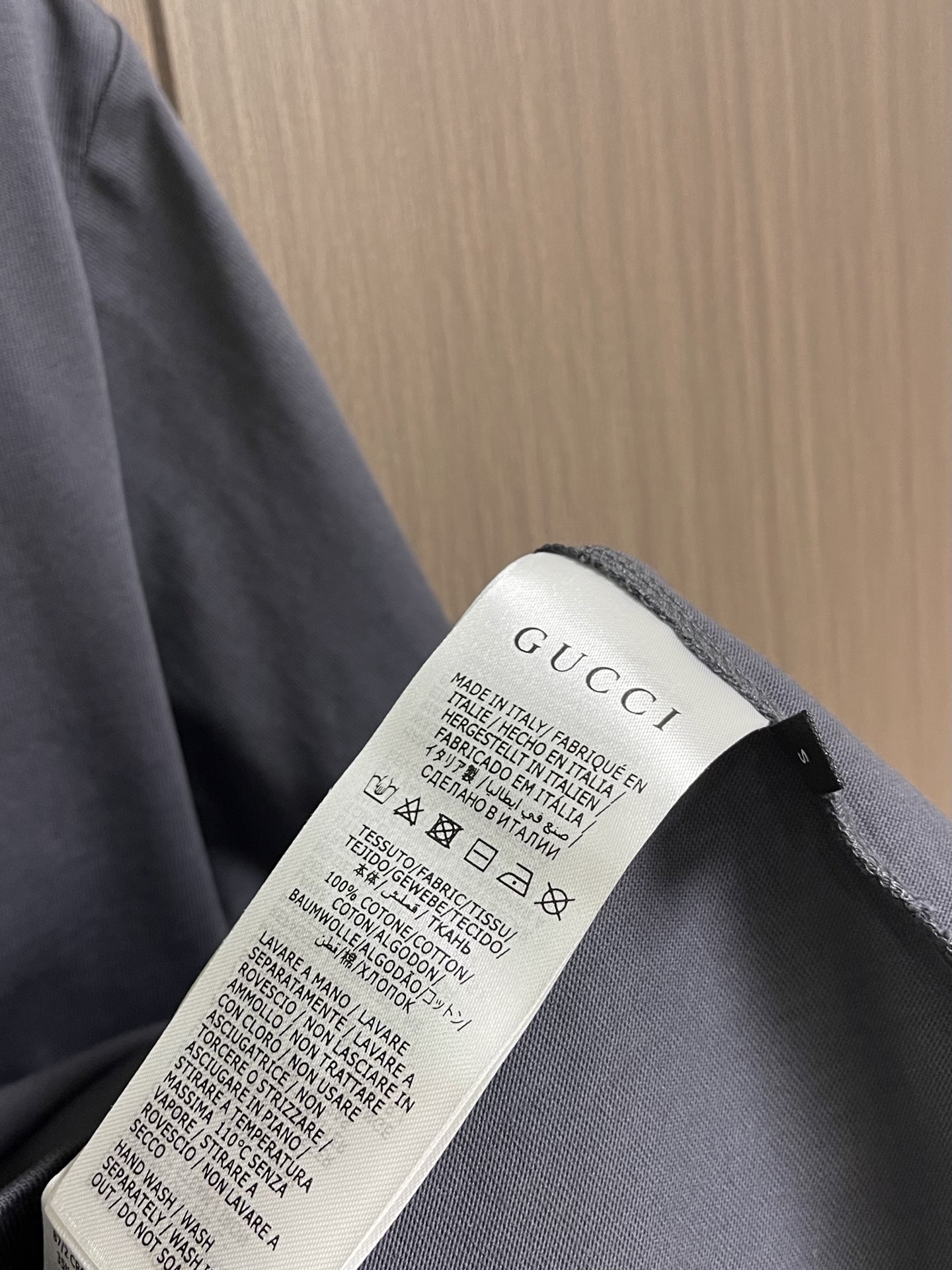 Gucci 互扣织带圆领短袖T恤，深灰色轻质针织棉，选用了15支特纺紧密棉，230gm²；搭配32支1×