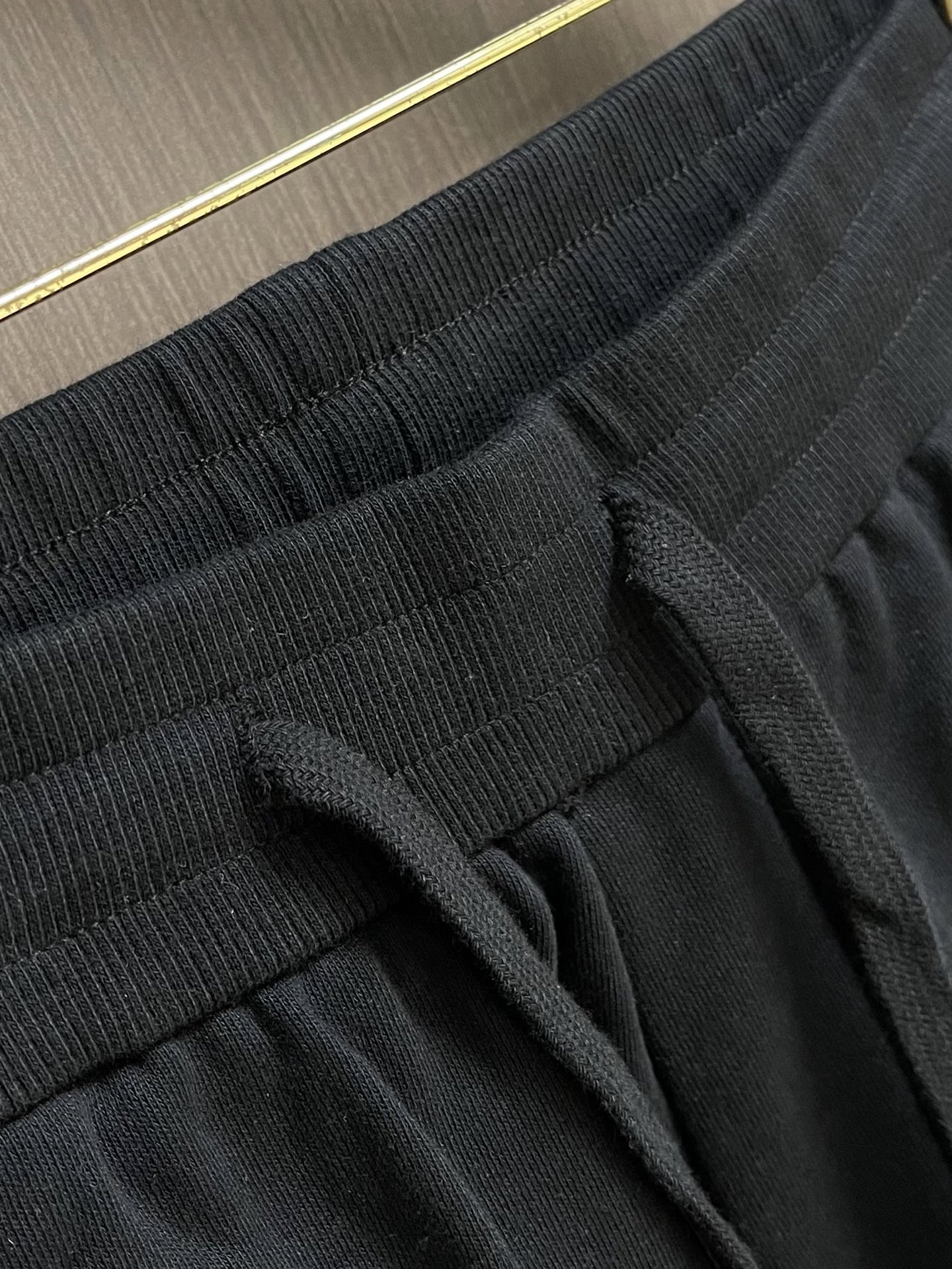 Gucci 字母logo刺绣棉质运动短裤，采用棉为基底编织而成的单面鱼鳞布面料，正面为平滑的针织面，触肤