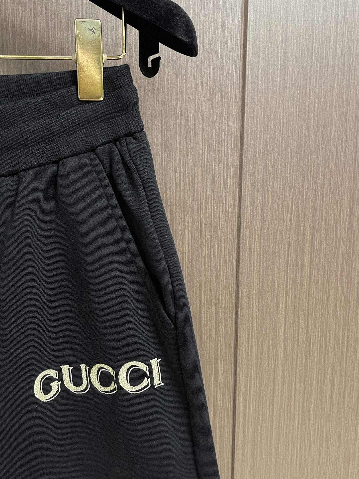 Gucci 字母logo刺绣棉质运动短裤，采用棉为基底编织而成的单面鱼鳞布面料，正面为平滑的针织面，触肤