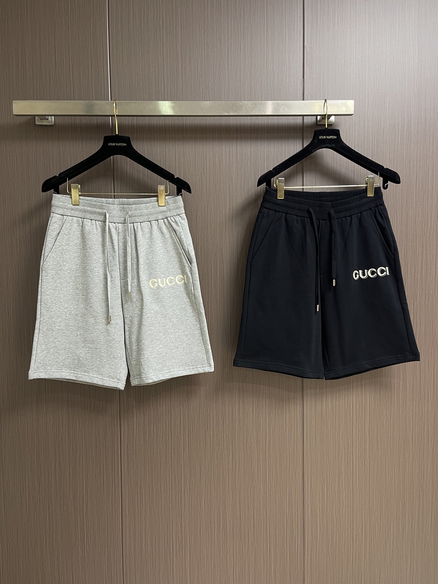 Gucci 字母logo刺绣棉质运动短裤，采用棉为基底编织而成的单面鱼鳞布面料，正面为平滑的针织面，触肤